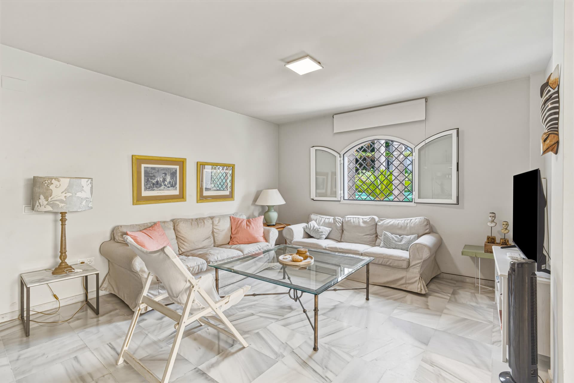 Bright and spacious three-bedroom ground floor apartment located in the highly sought-after Golden Beach urbanisation in Elviria