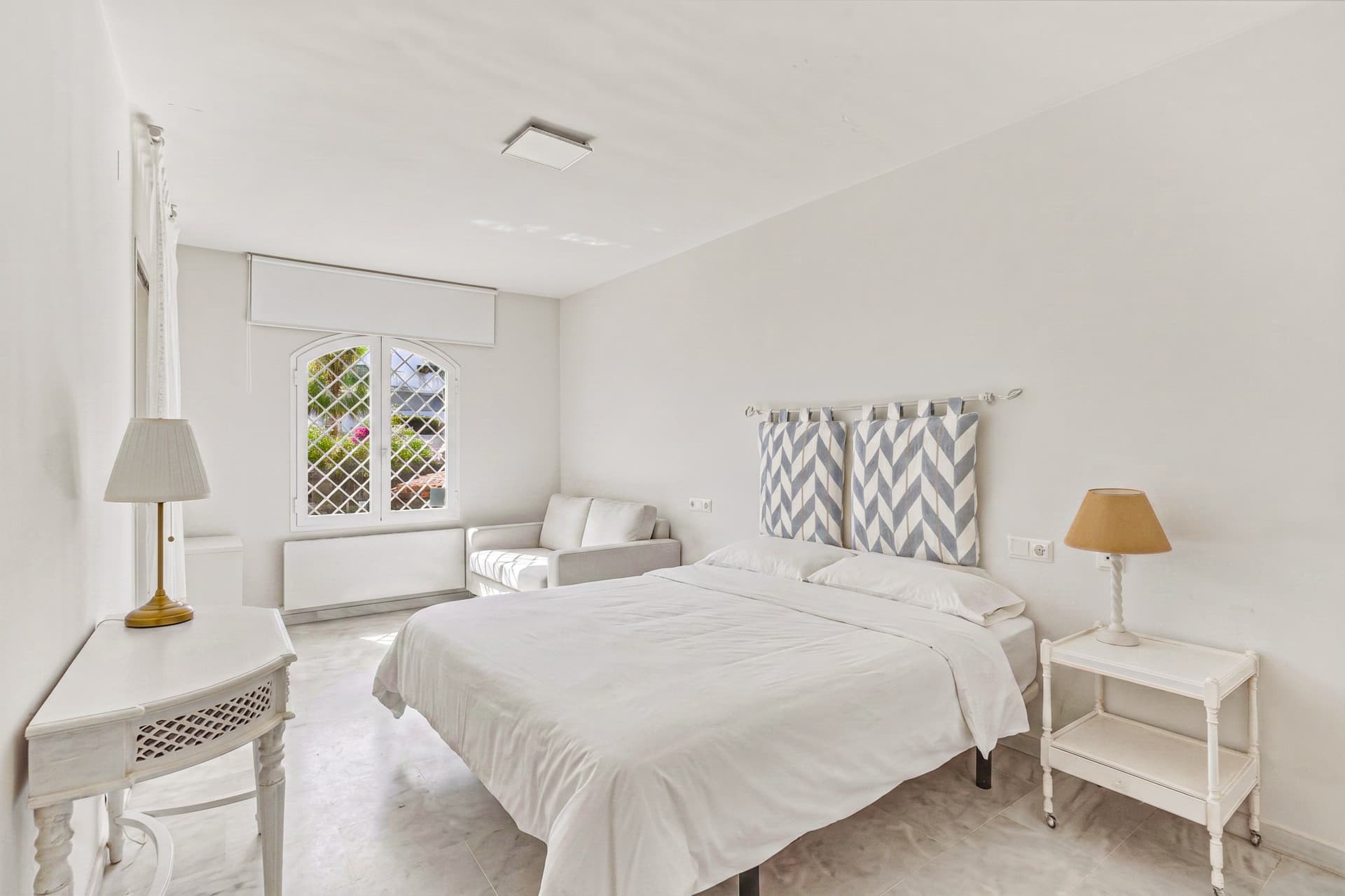 Bright and spacious three-bedroom ground floor apartment located in the highly sought-after Golden Beach urbanisation in Elviria