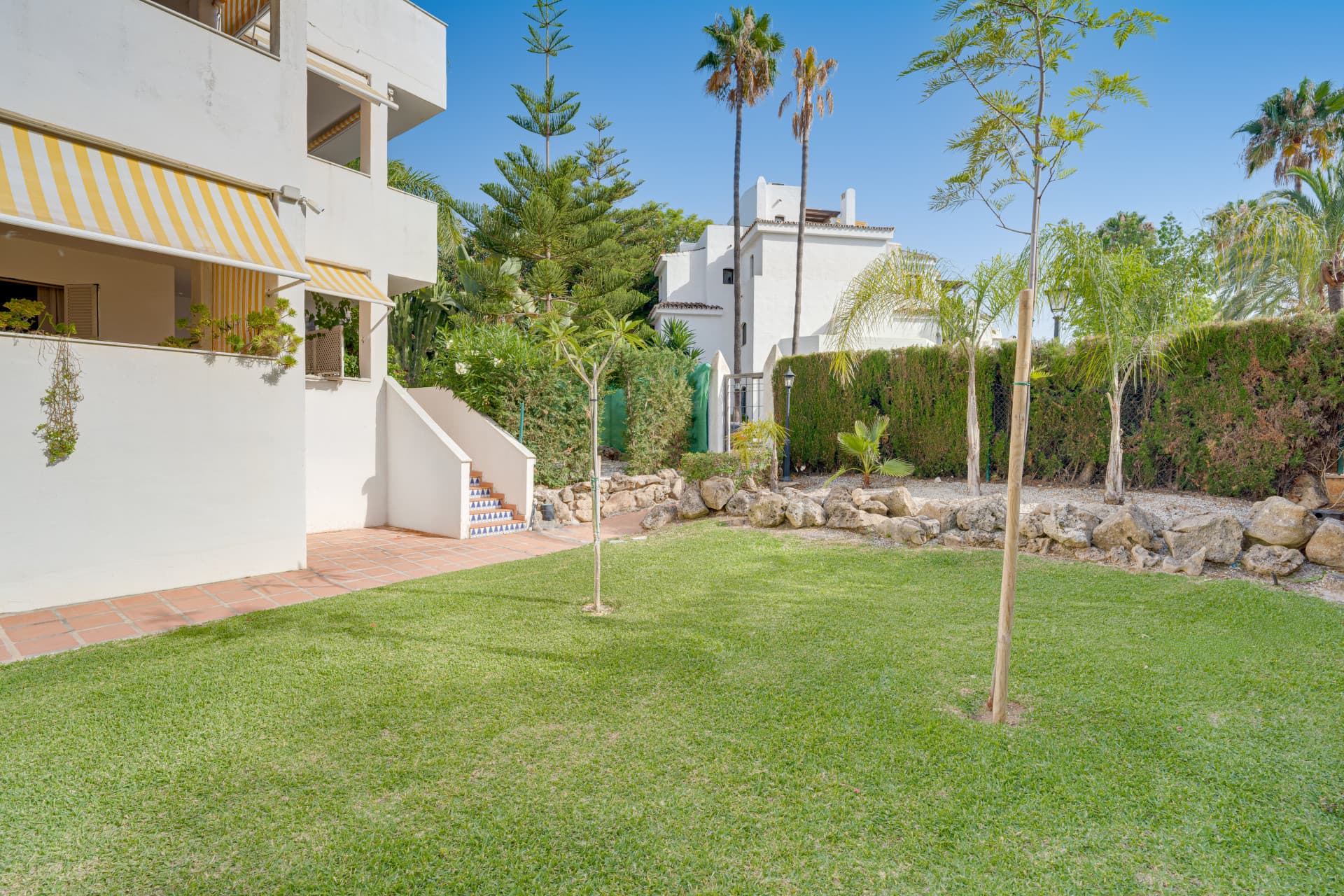 Bright and spacious three-bedroom ground floor apartment located in the highly sought-after Golden Beach urbanisation in Elviria