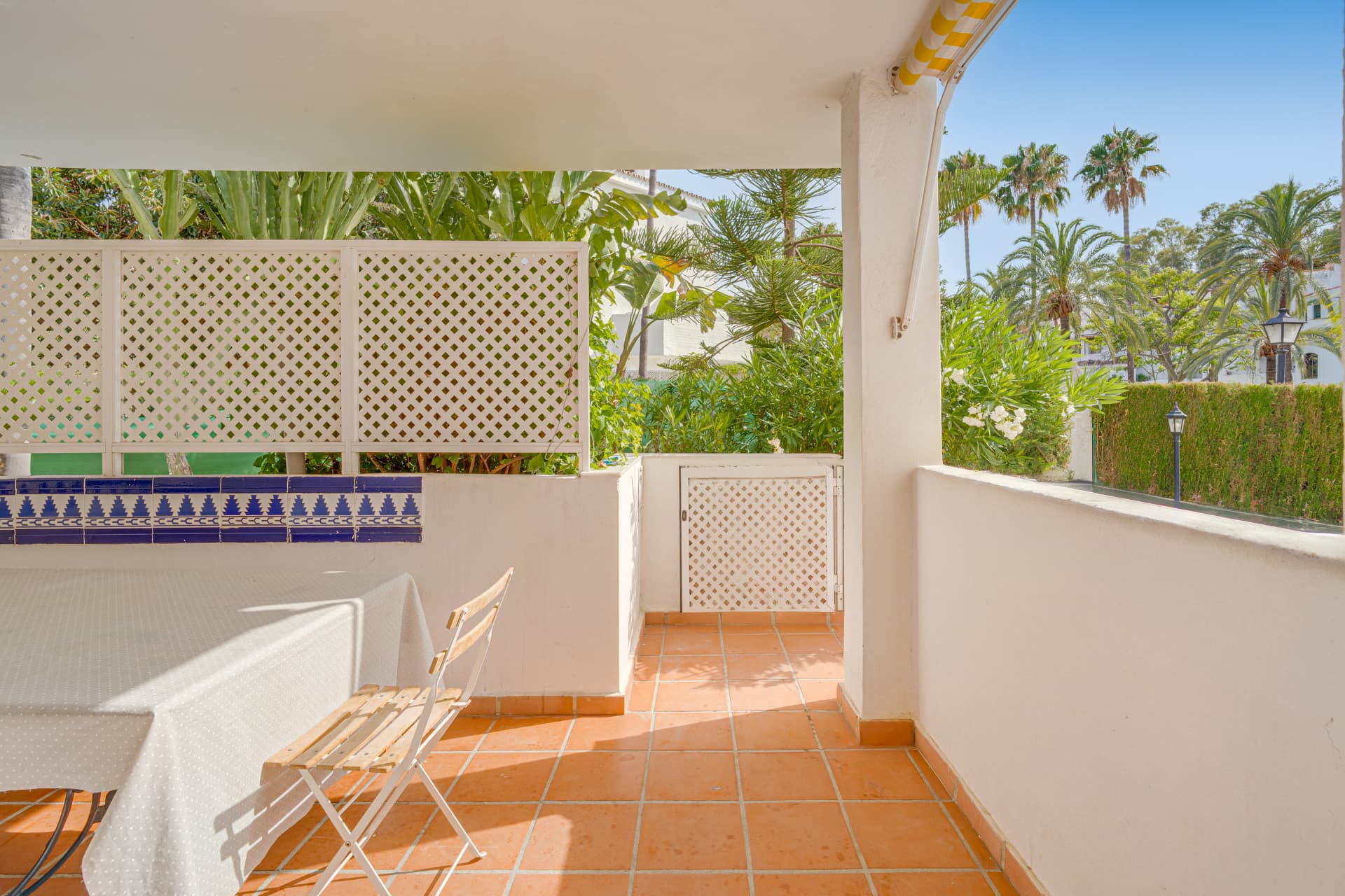 Bright and spacious three-bedroom ground floor apartment located in the highly sought-after Golden Beach urbanisation in Elviria