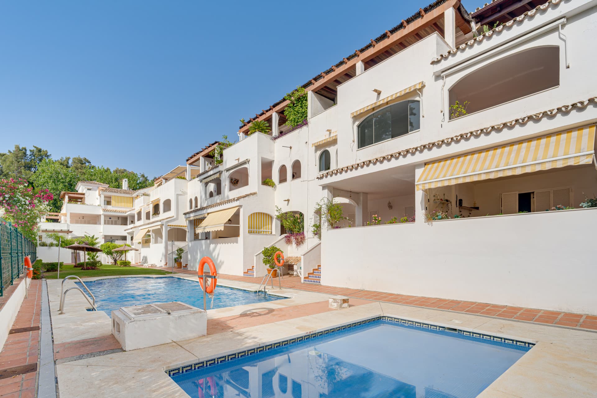 Bright and spacious three-bedroom ground floor apartment located in the highly sought-after Golden Beach urbanisation in Elviria