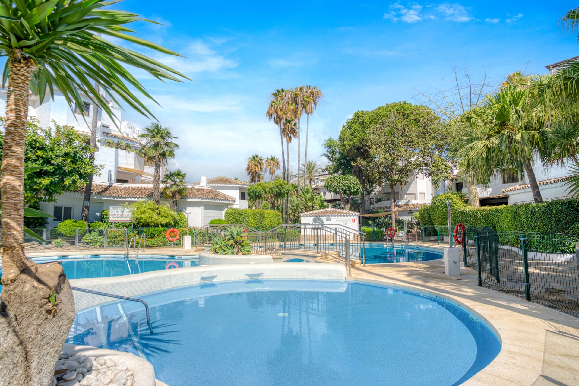 Charming south-east-facing, three bedroom apartment, located in the highly sought-after Golden Beach urbanisation of Elviria