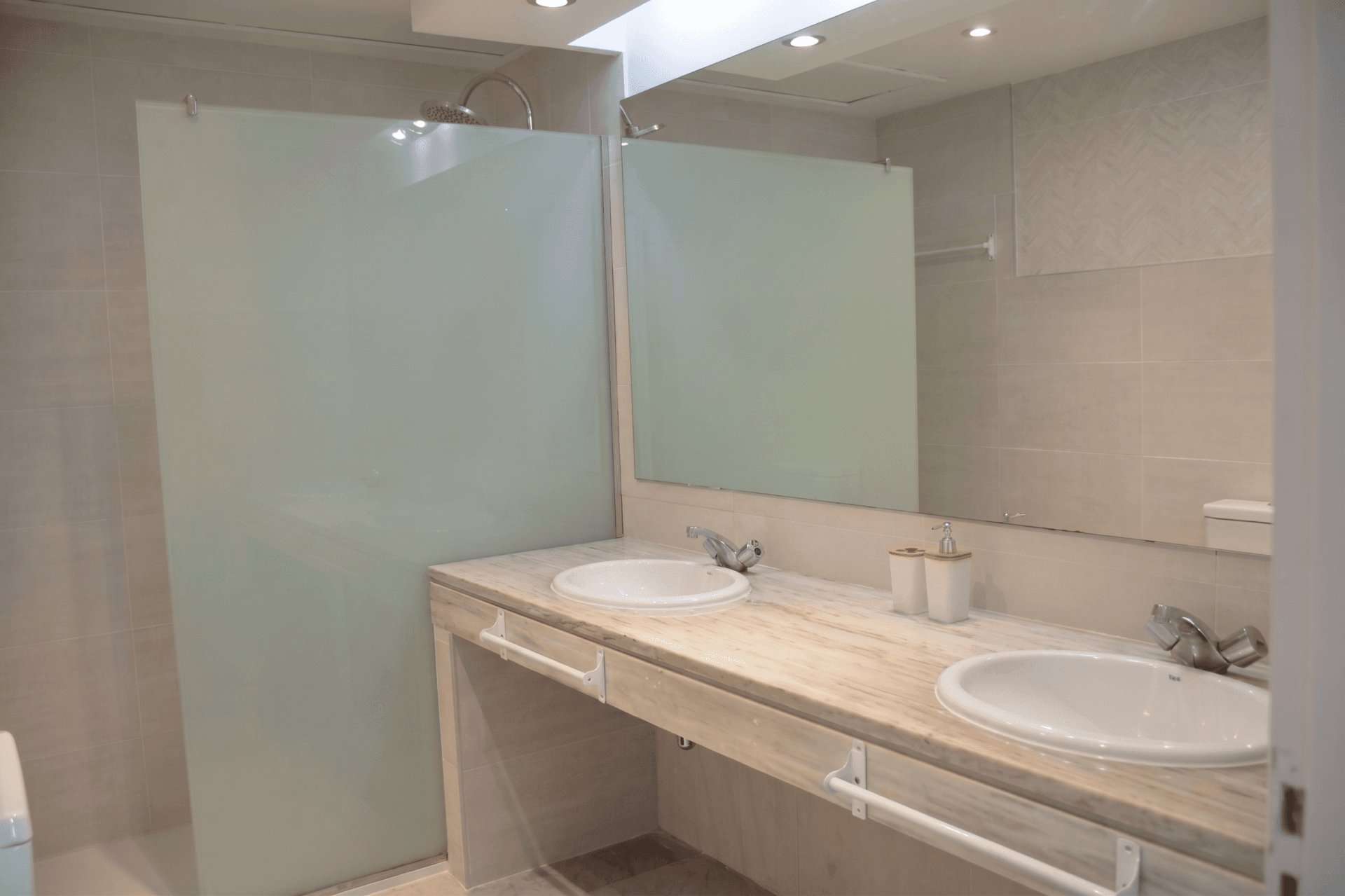 Charming south-east-facing, three bedroom apartment, located in the highly sought-after Golden Beach urbanisation of Elviria