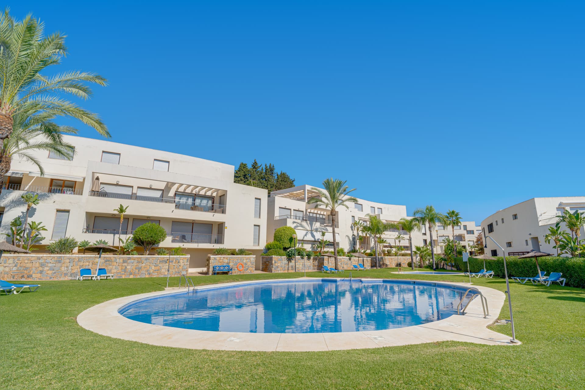 Bright and spacious elevated ground floor apartment in the sought-after gated community of Lomas de Los Monteros, Marbella