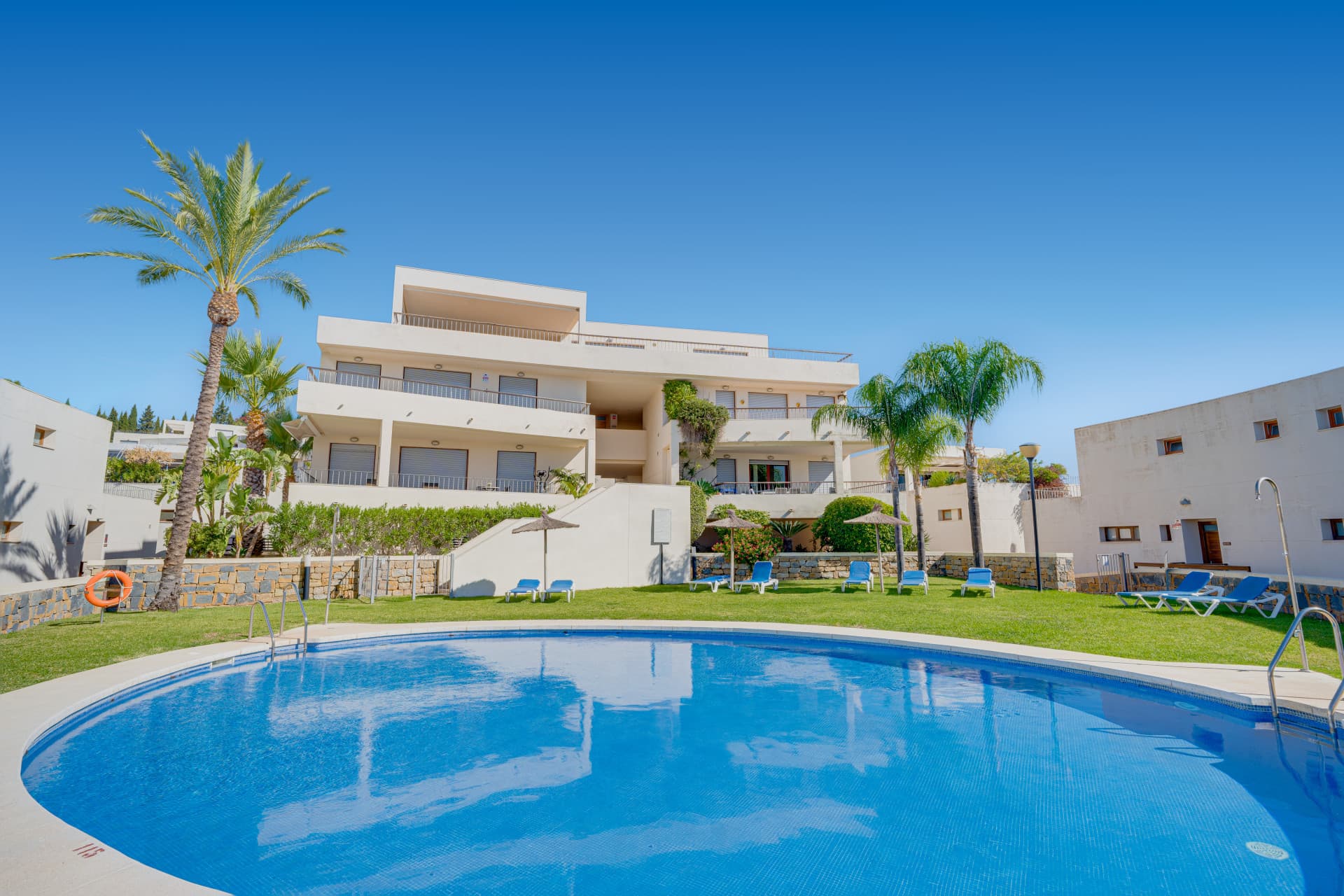 Bright and spacious elevated ground floor apartment in the sought-after gated community of Lomas de Los Monteros, Marbella