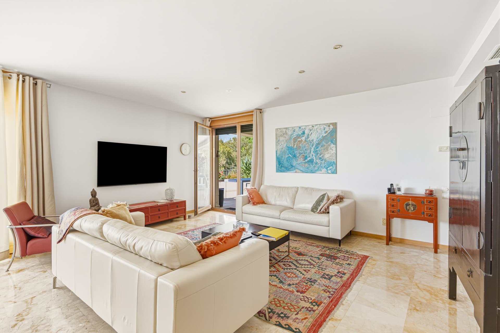 Bright and spacious elevated ground floor apartment in the sought-after gated community of Lomas de Los Monteros, Marbella