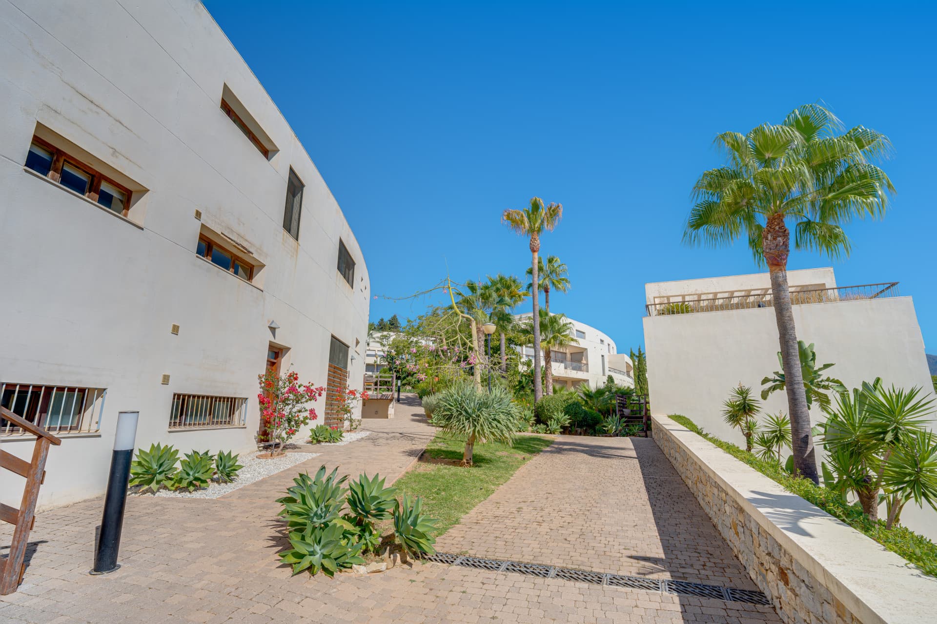 Bright and spacious elevated ground floor apartment in the sought-after gated community of Lomas de Los Monteros, Marbella
