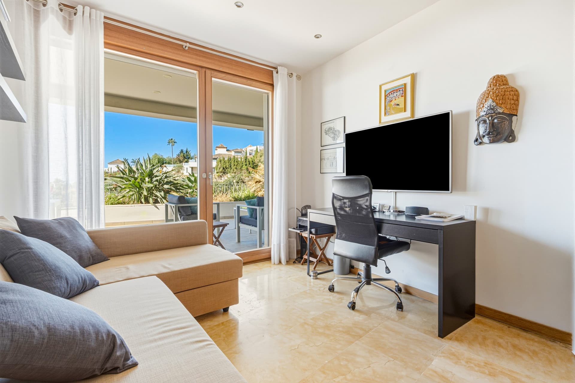 Bright and spacious elevated ground floor apartment in the sought-after gated community of Lomas de Los Monteros, Marbella