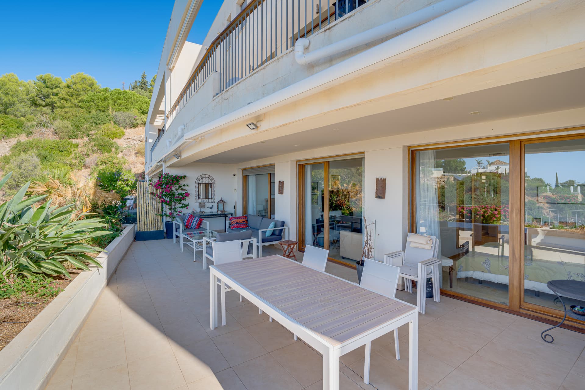 Bright and spacious elevated ground floor apartment in the sought-after gated community of Lomas de Los Monteros, Marbella