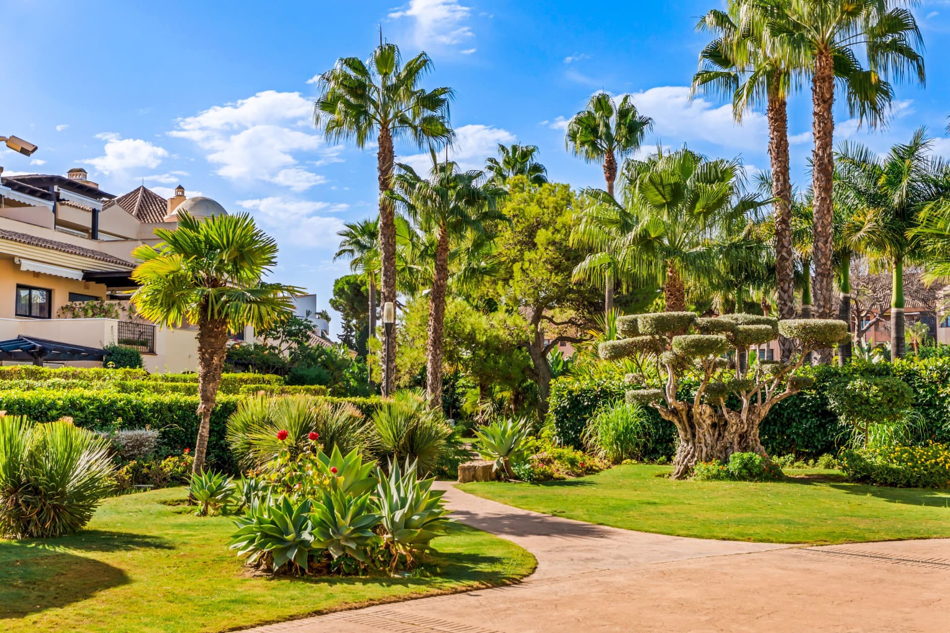 Spacious two bedroom apartment in Las Mimosas - an exclusive gated community located within walking distance of Puerto Banús