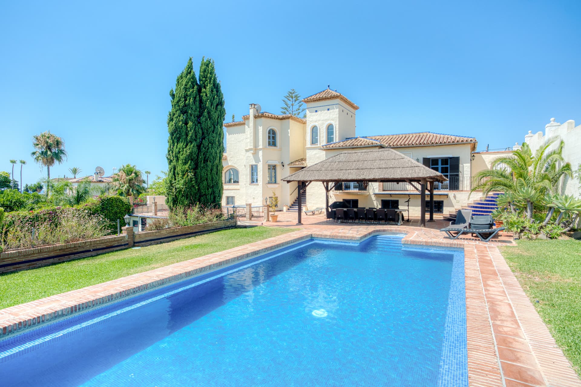 Rymlig sju sovrum, söderläge villa med havsutsikt, beläget i det fantastiska området Estepona