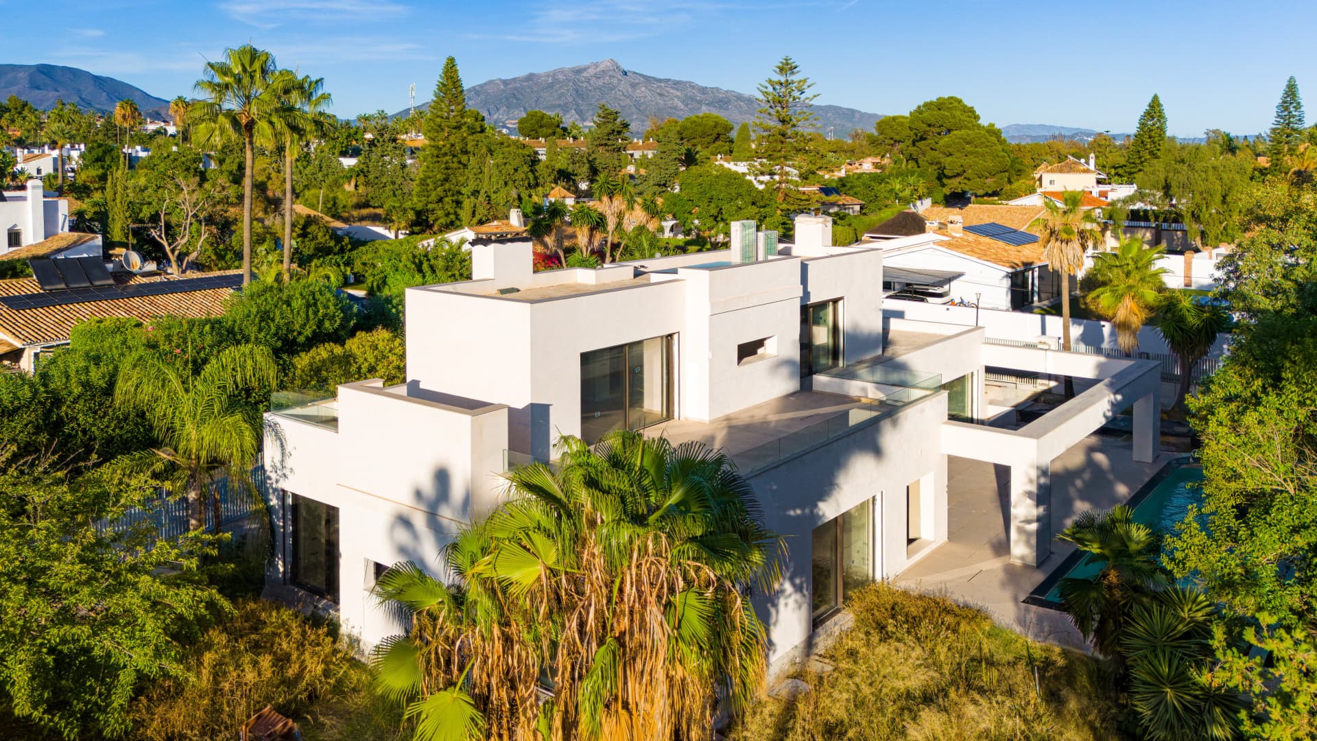 Villa Maya – una magnífica villa moderna de cuatro dormitorios junto a la playa, actualmente en construcción en el custodio de Guadalmina Baja