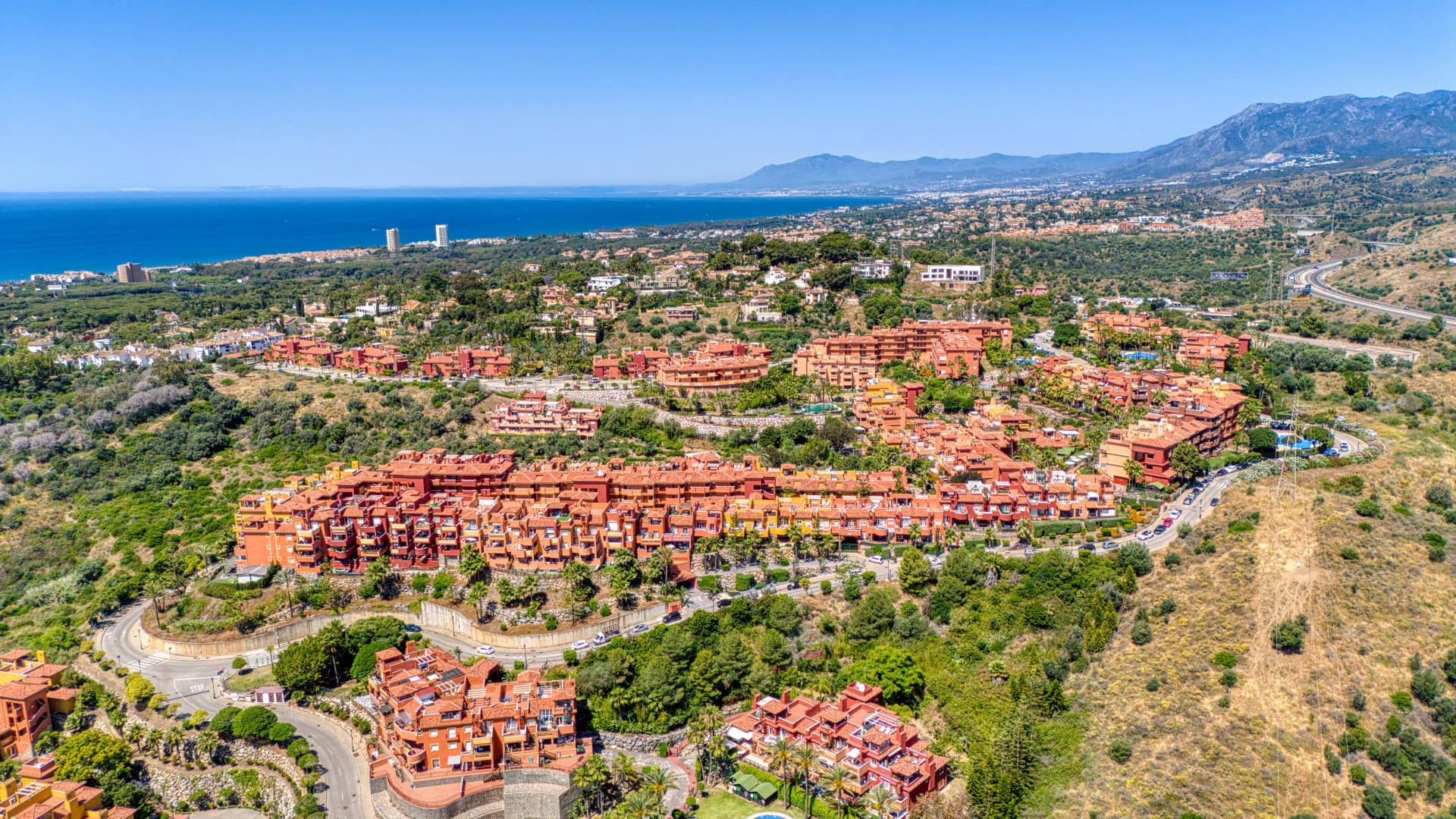 Hermoso apartamento reformado, con orientado al suroeste y dos dormitorios situado en la zona residencial de Reserva de Marbella