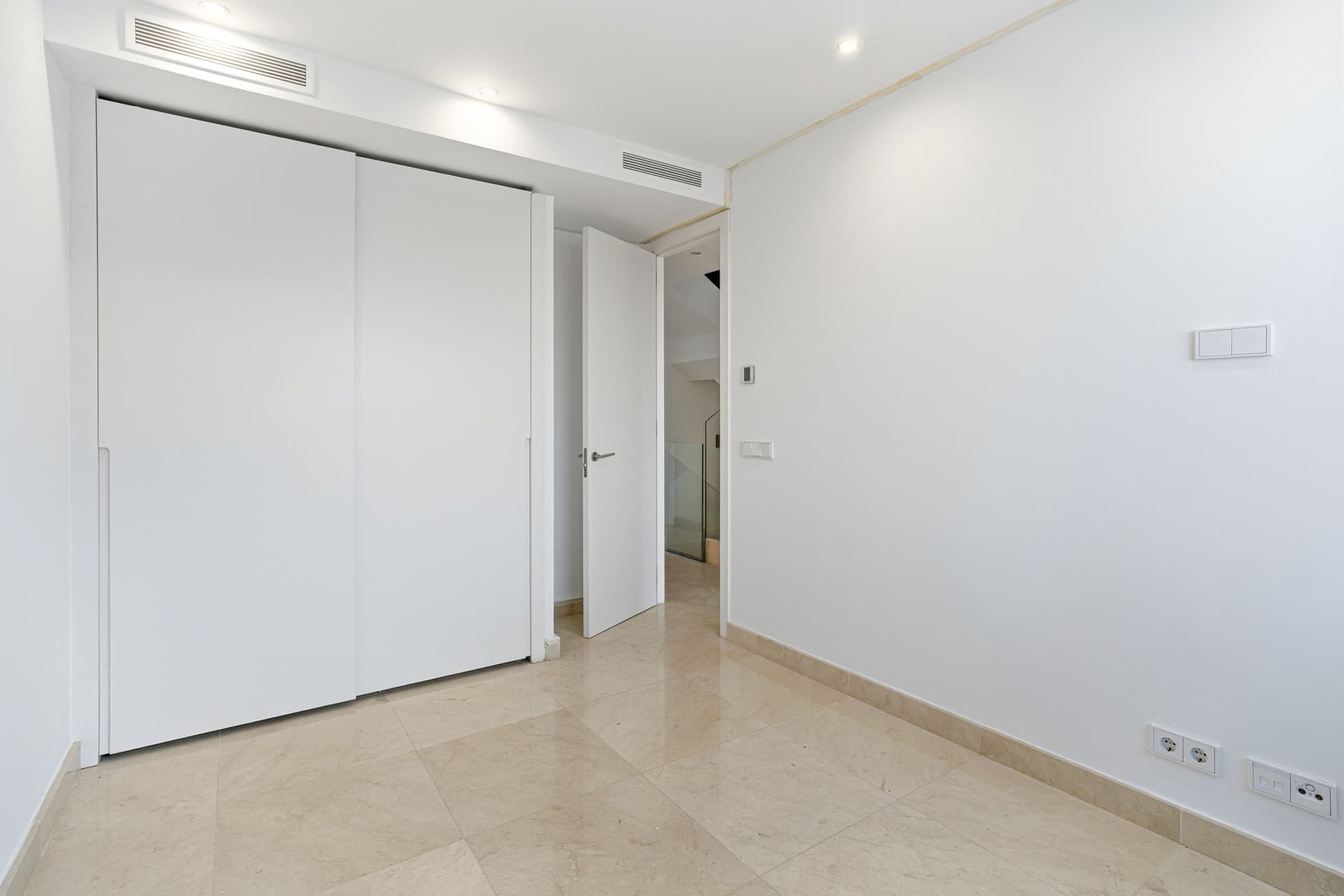 Exceptionell fyra sovrum radhus beläget i en exklusiv gated community i La Cala De Mijas
