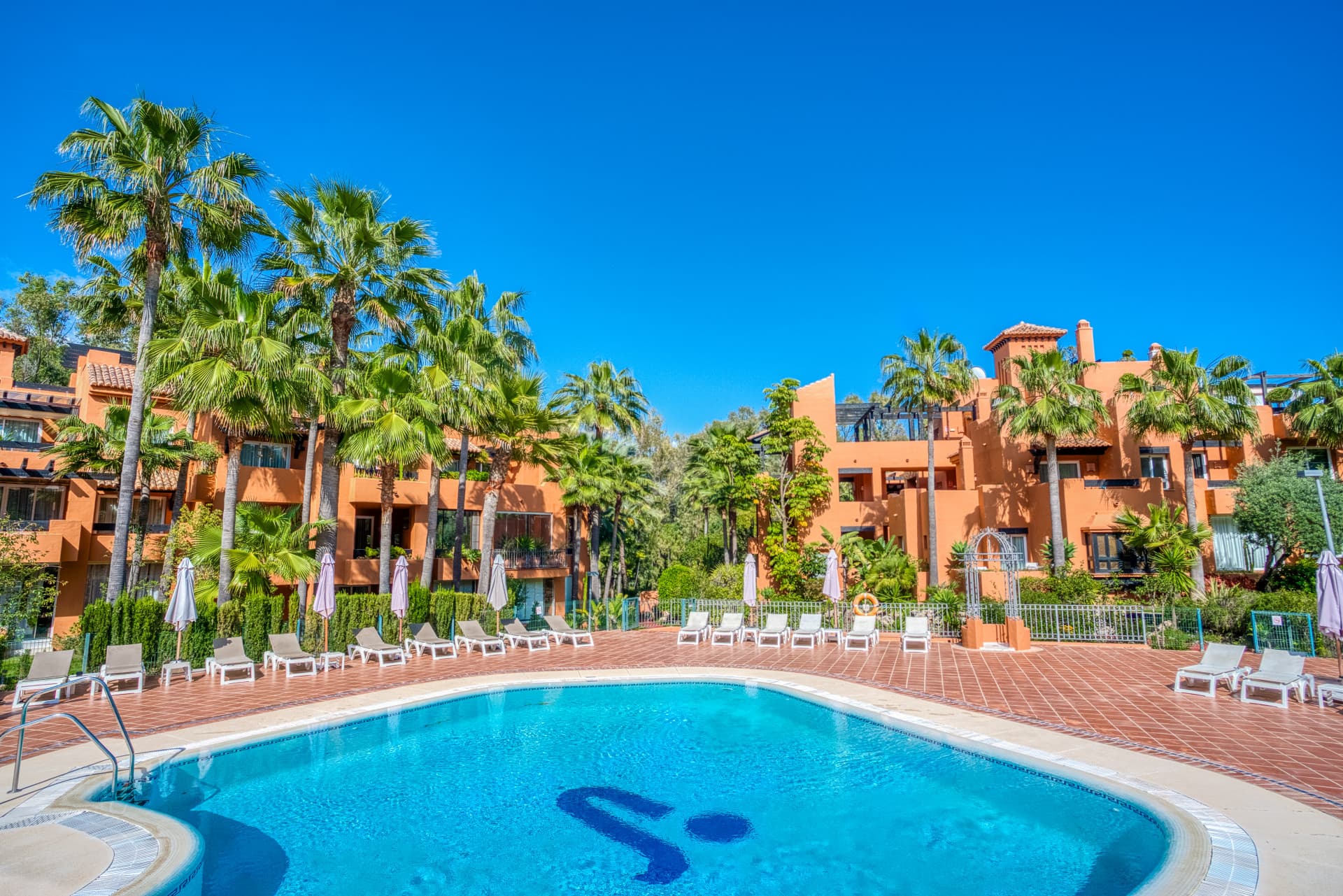 Charming two-bedroom ground-floor apartment with a southeast orientation, located in one of the most exclusive communities, Alminar de Marbella, in Nueva Andalucía.
