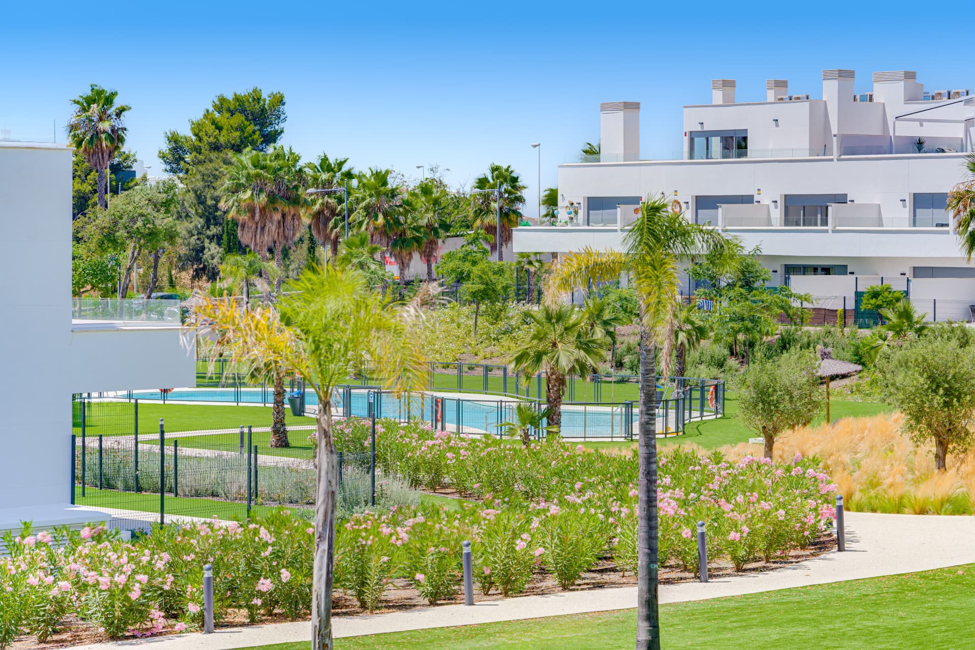 Elegante apartamento orientado al suroeste de dos dormitorios situado en la comunidad cerrada Aqua Gardens en la Nueva Milla de Oro, Estepona