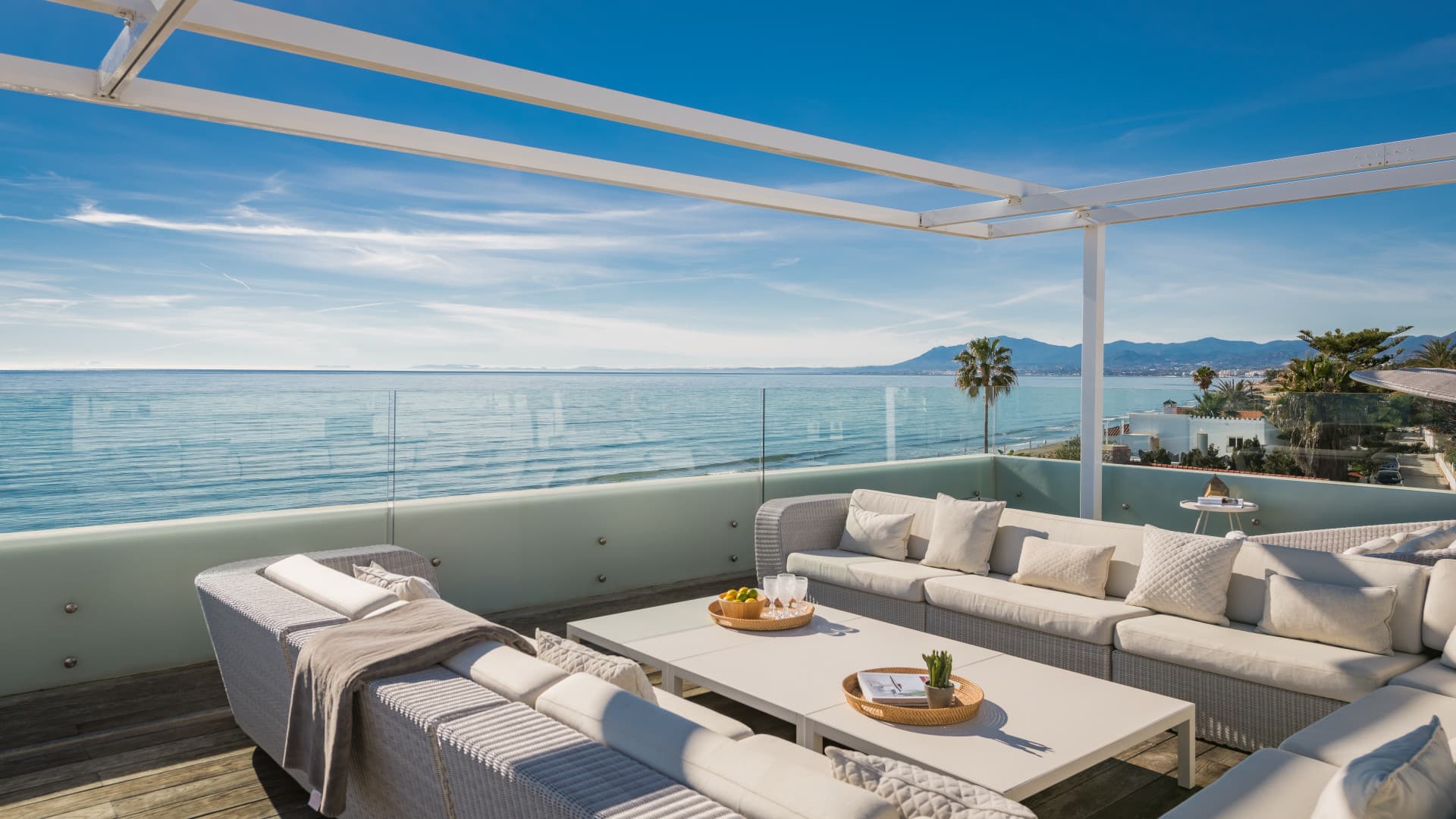 Espectacular villa frente a la playa con acceso directo al mar en Costabella, Marbella