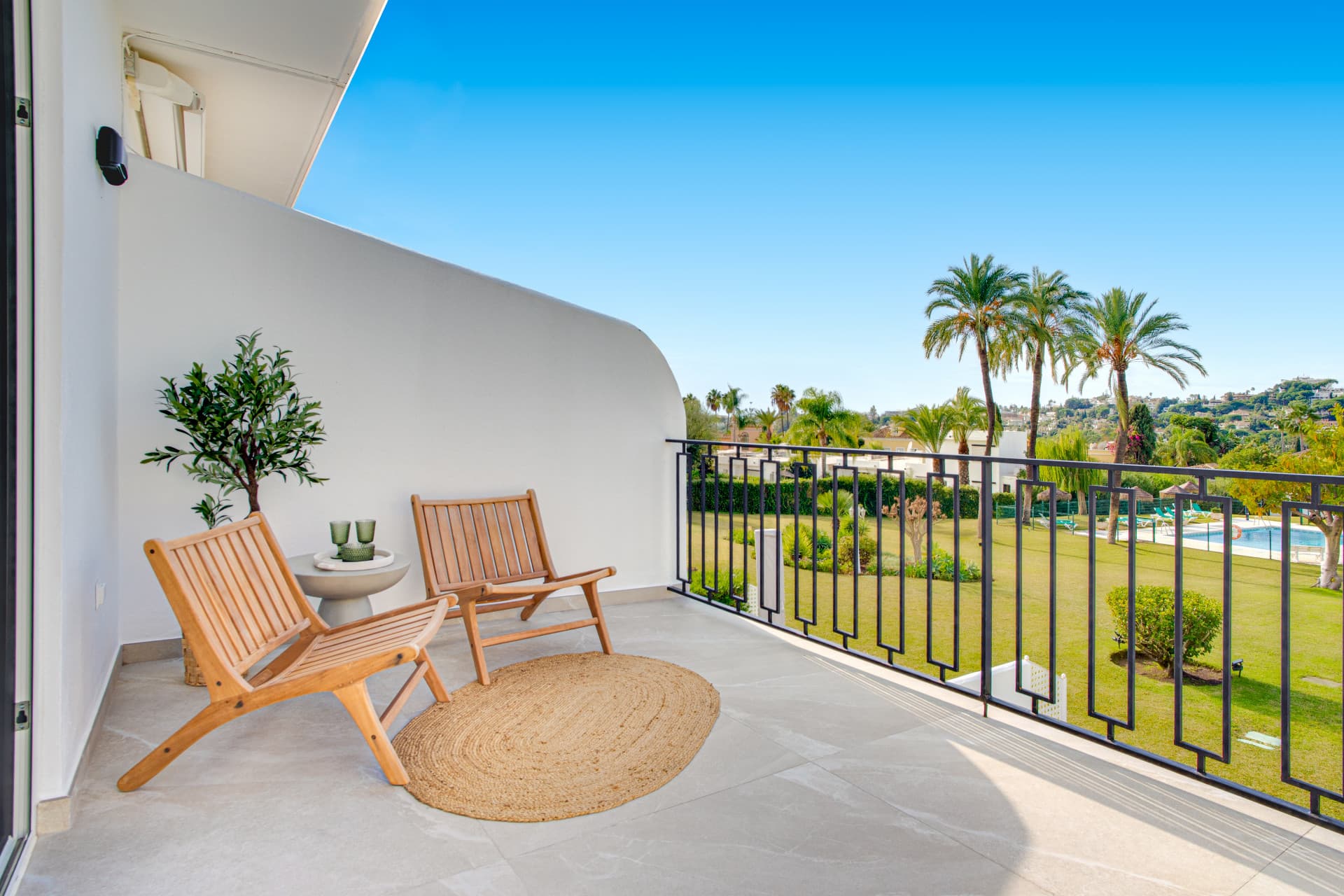 Contemporary four bedroom townhouse located in the gated community of La Rinconada, located in Marbella´s Golf Valley