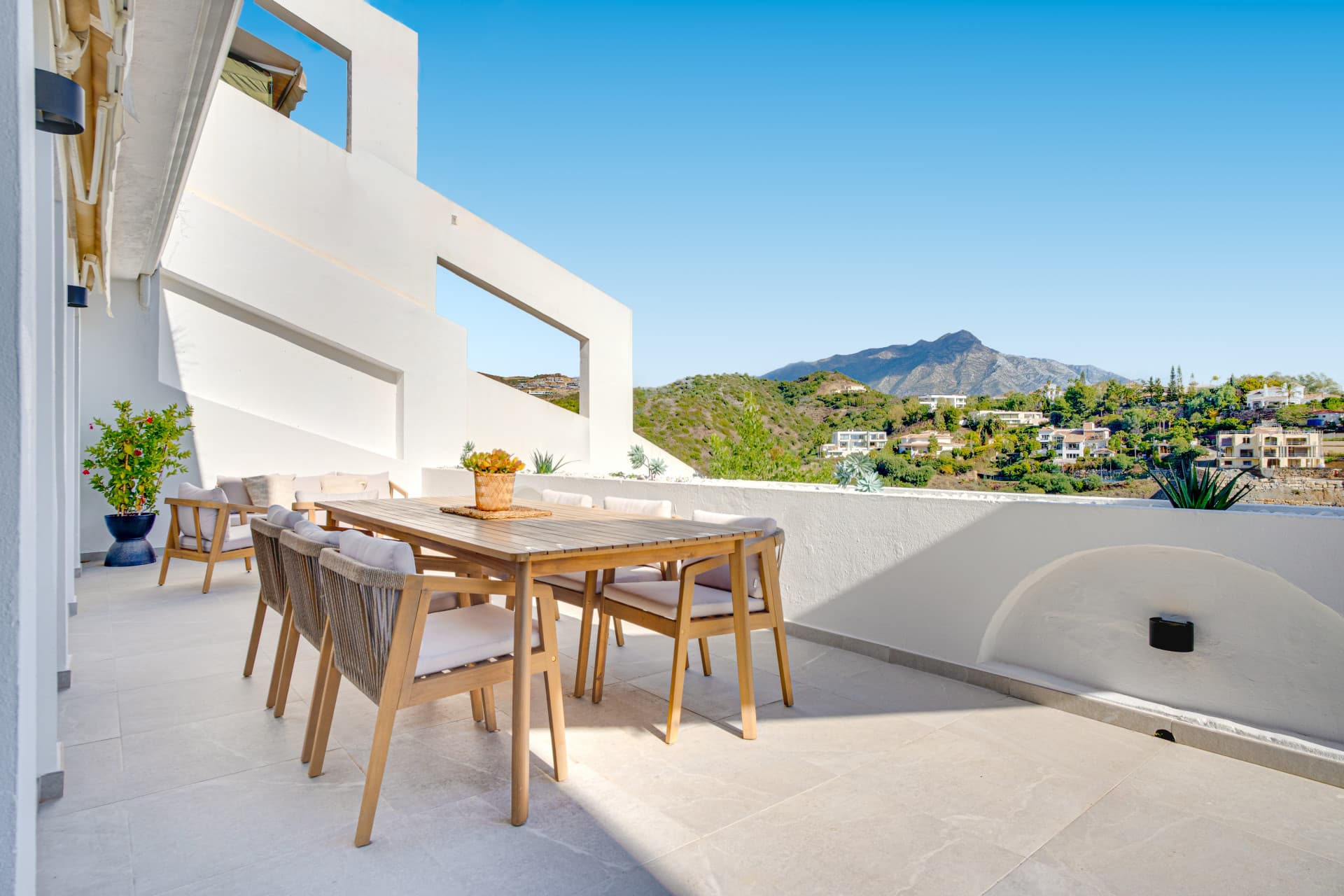 Apartamento impecablemente reformado, orientado al sureste y situado en la prestigiosa zona de La Quinta Golf, Benahavís.