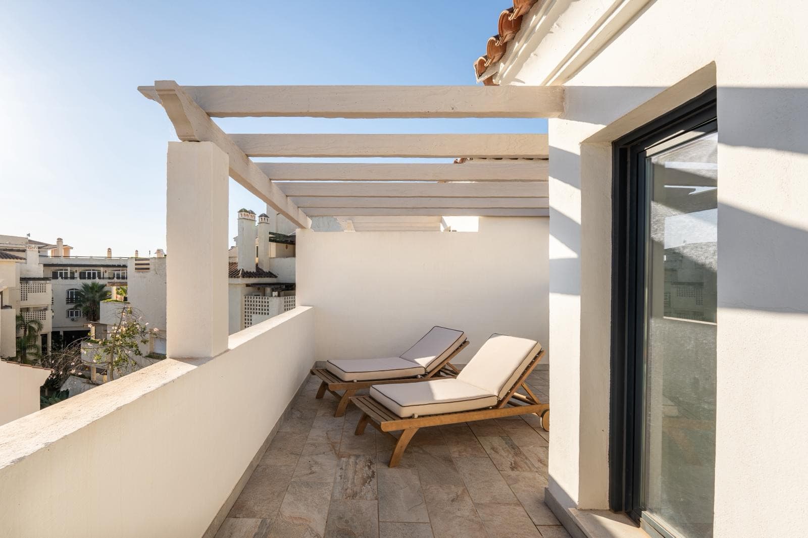 Maravillosa casa adosada de tres dormitorios situada en la comunidad cerrada de Agra Residencial, Estepona
