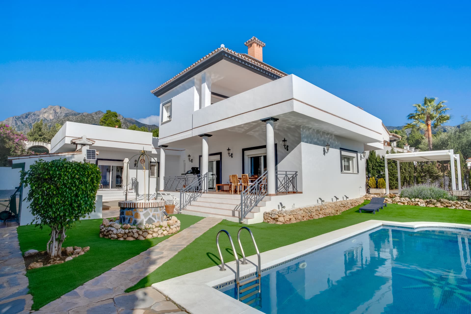 Amplia villa orientada al sur en Xarblanca, Marbella con vistas al mar.