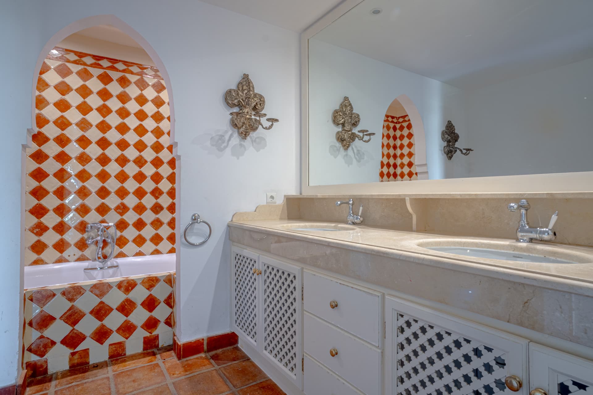 Lovely three-bedroom semi detached Villa in a gated community of Riviera Del Sol