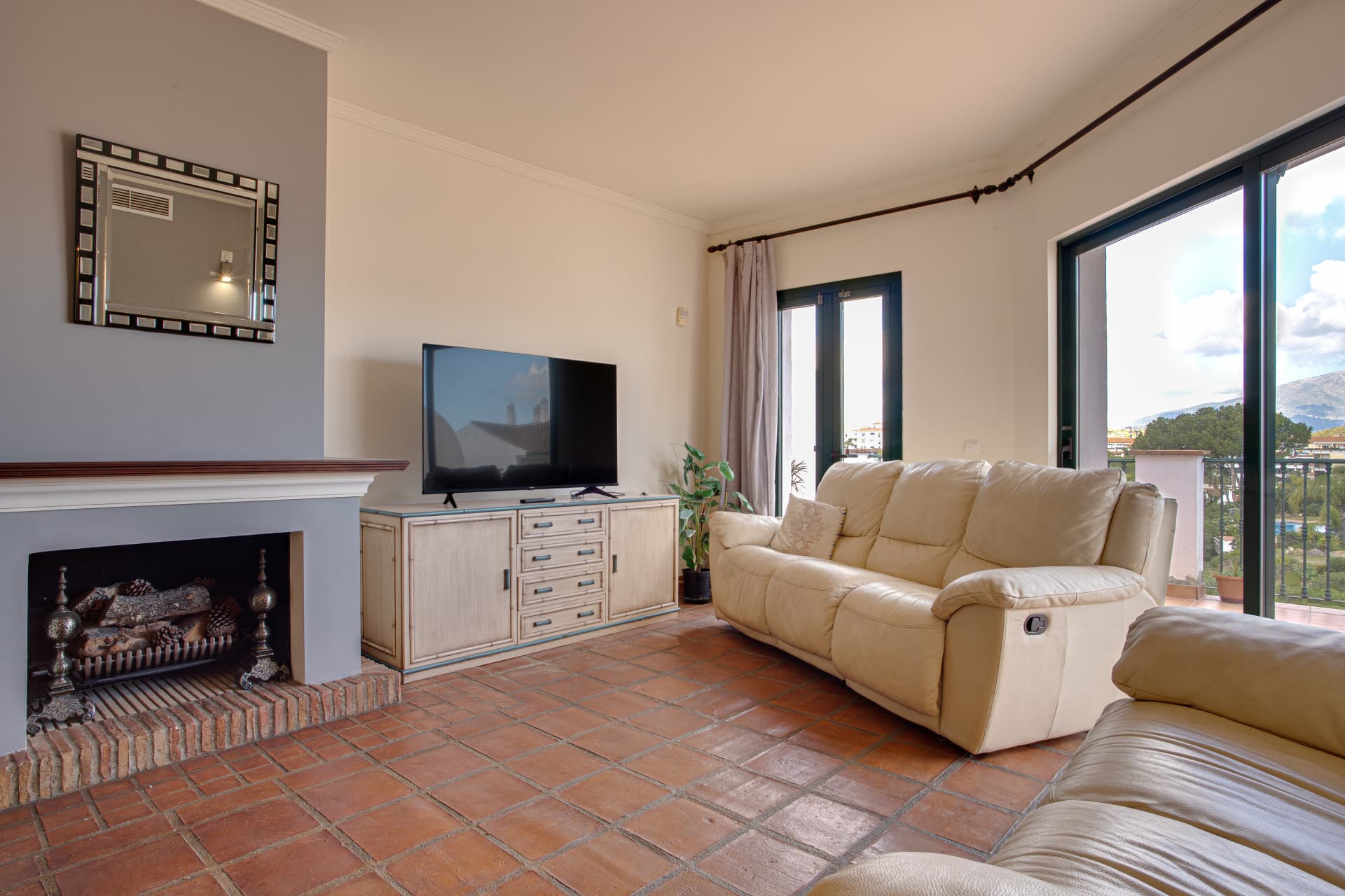 Lovely three-bedroom semi detached Villa in a gated community of Riviera Del Sol