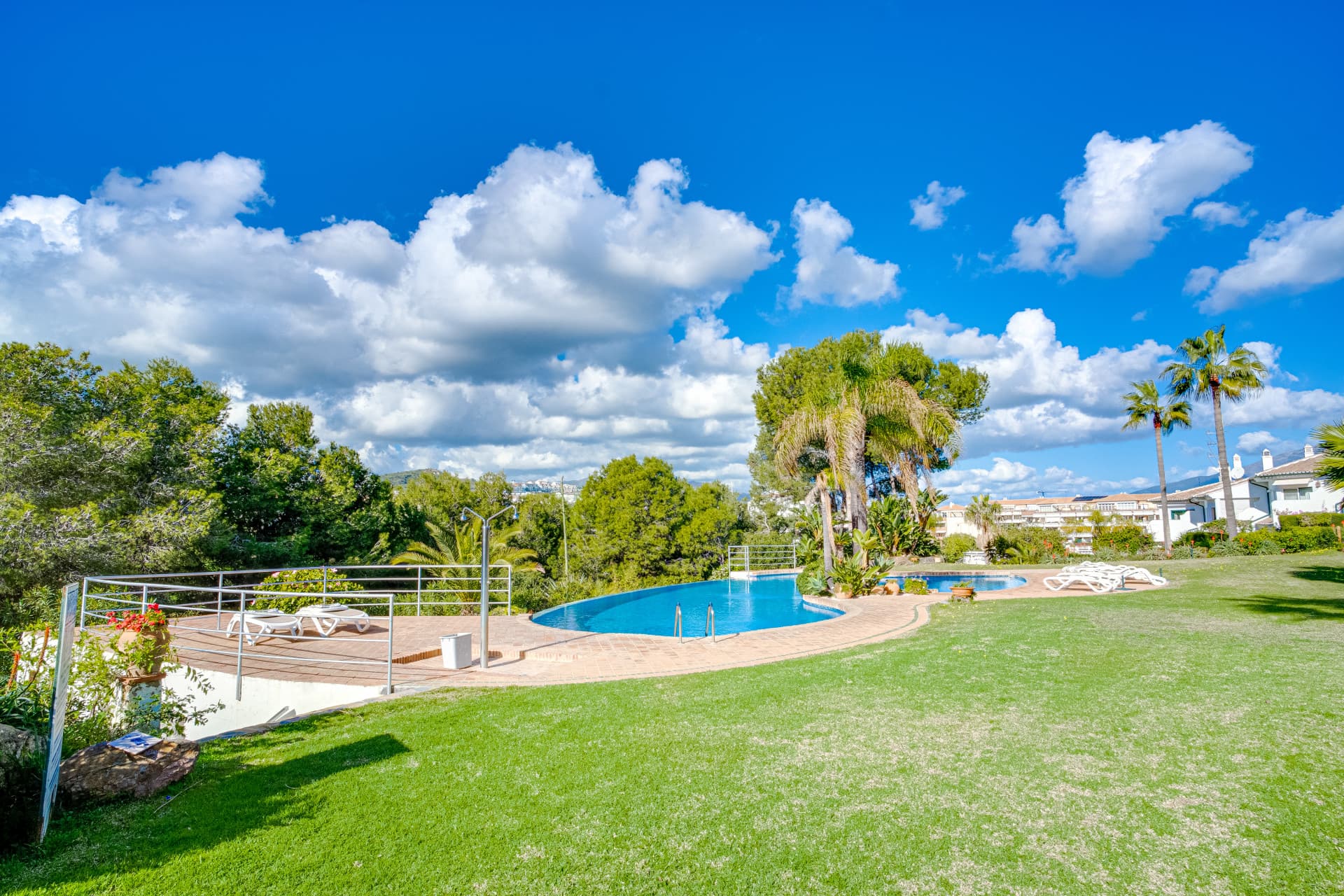 Lovely three-bedroom semi detached Villa in a gated community of Riviera Del Sol