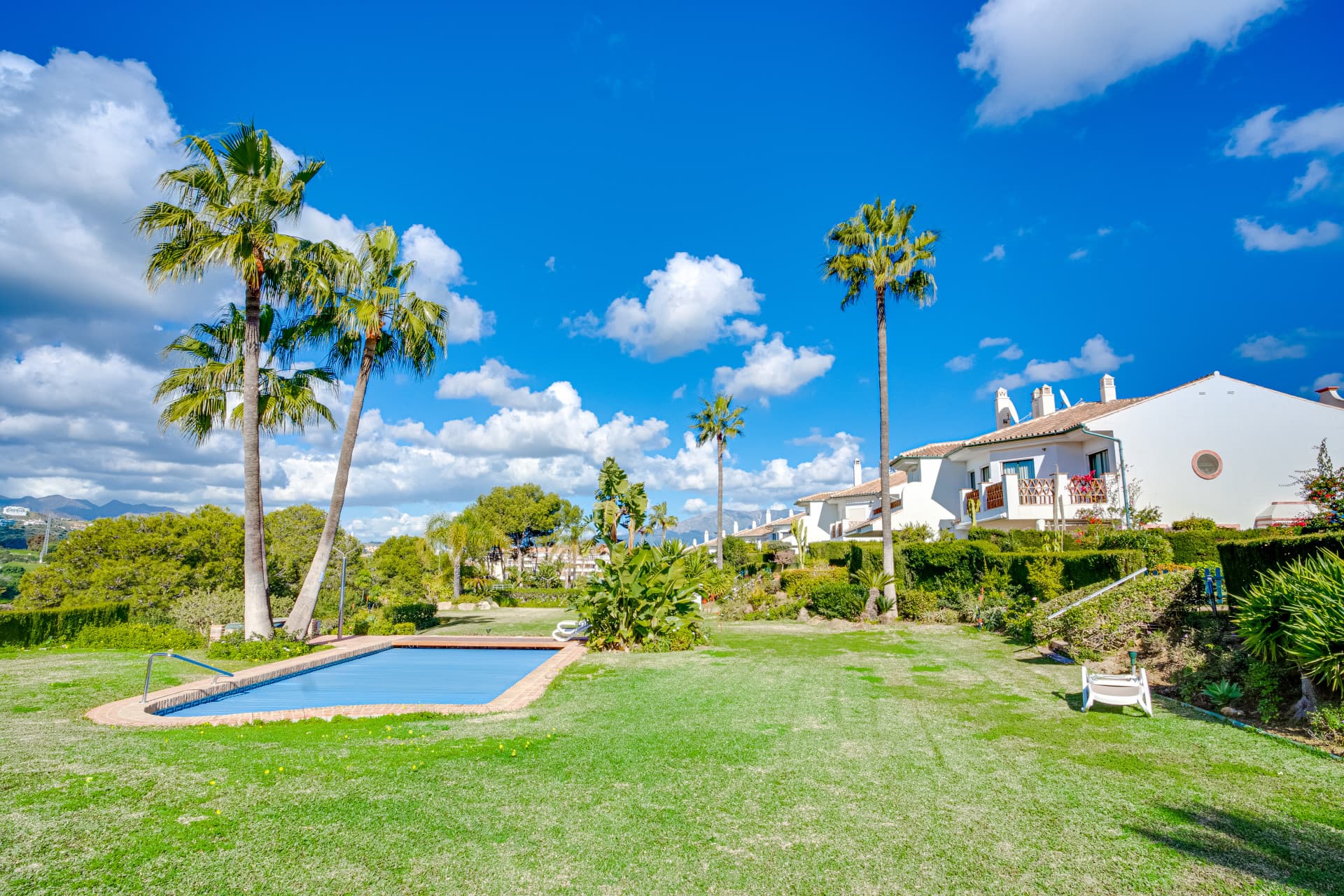Lovely three-bedroom semi detached Villa in a gated community of Riviera Del Sol