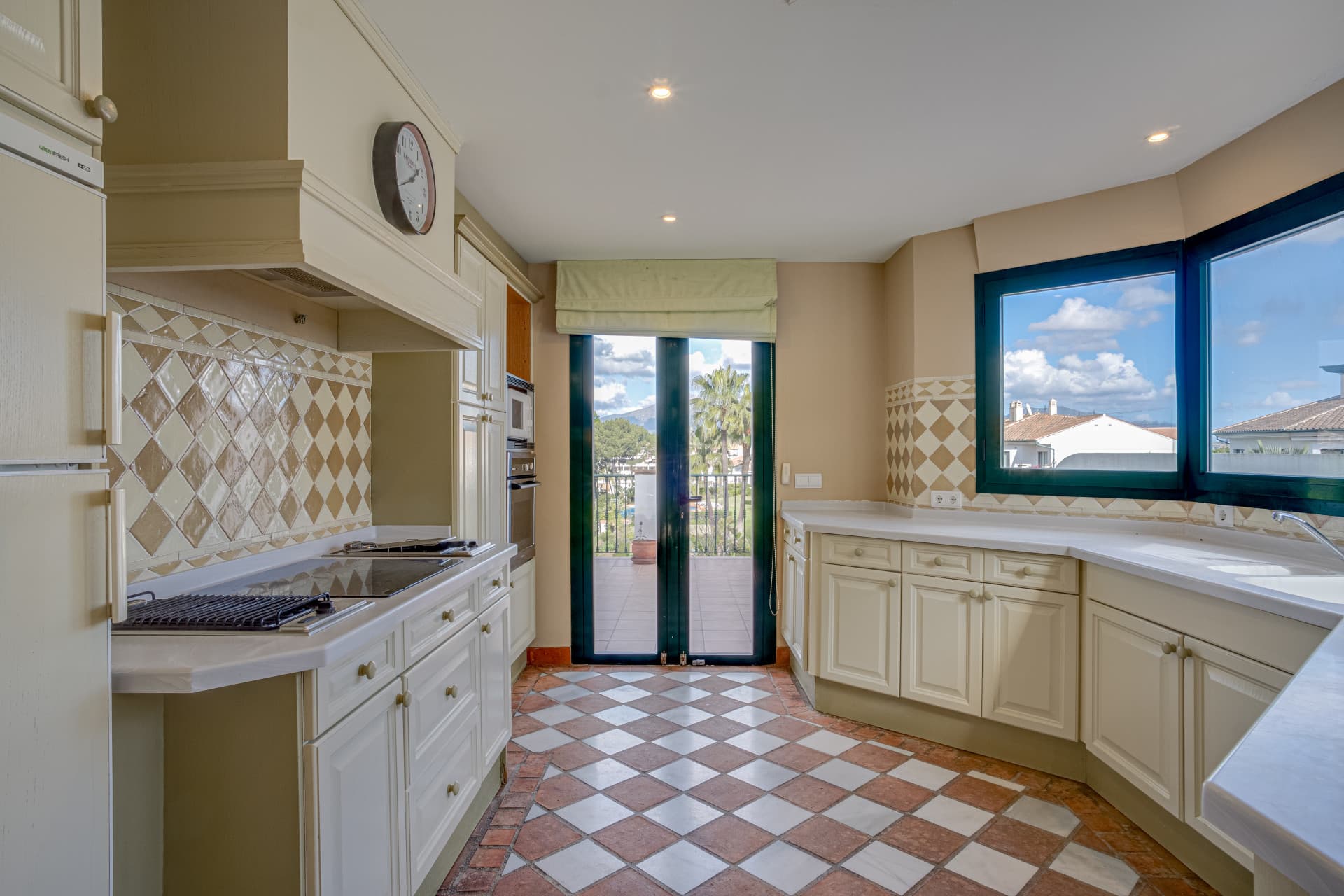 Lovely three-bedroom semi detached Villa in a gated community of Riviera Del Sol
