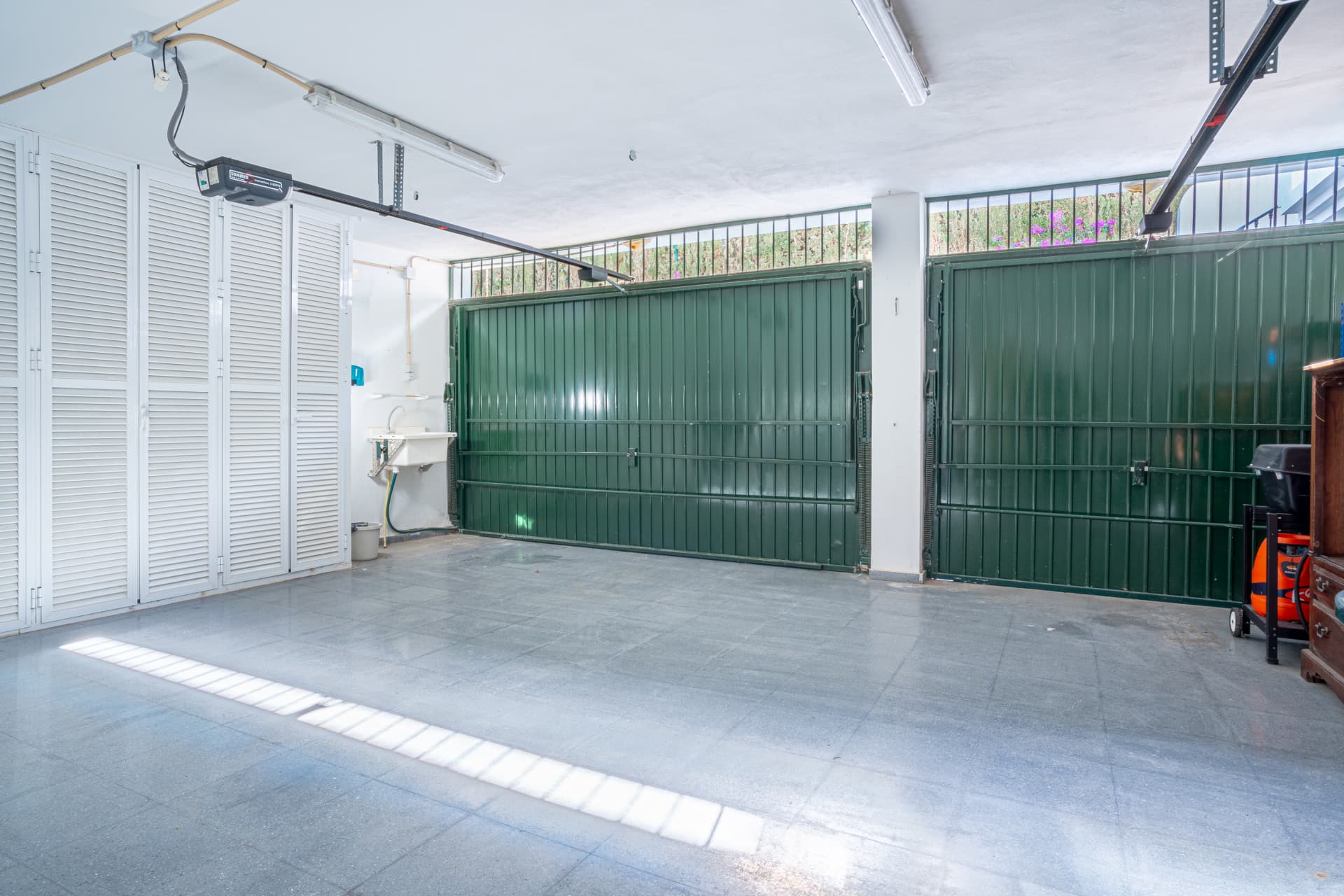 Lovely three-bedroom semi detached Villa in a gated community of Riviera Del Sol