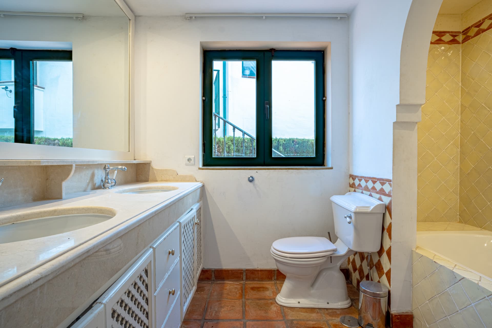 Lovely three-bedroom semi detached Villa in a gated community of Riviera Del Sol