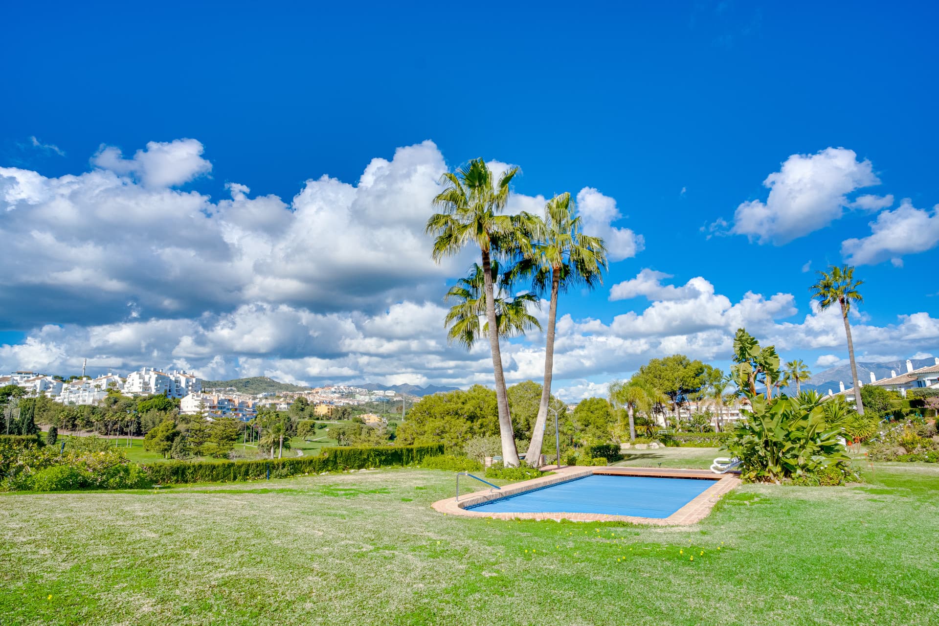 Lovely three-bedroom semi detached Villa in a gated community of Riviera Del Sol