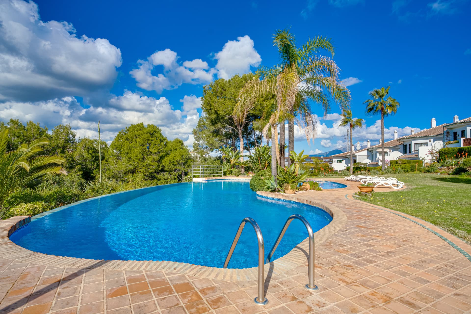 Lovely three-bedroom semi detached Villa in a gated community of Riviera Del Sol