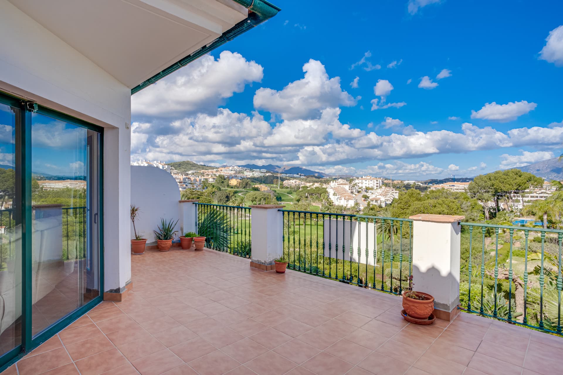 Lovely three-bedroom semi detached Villa in a gated community of Riviera Del Sol