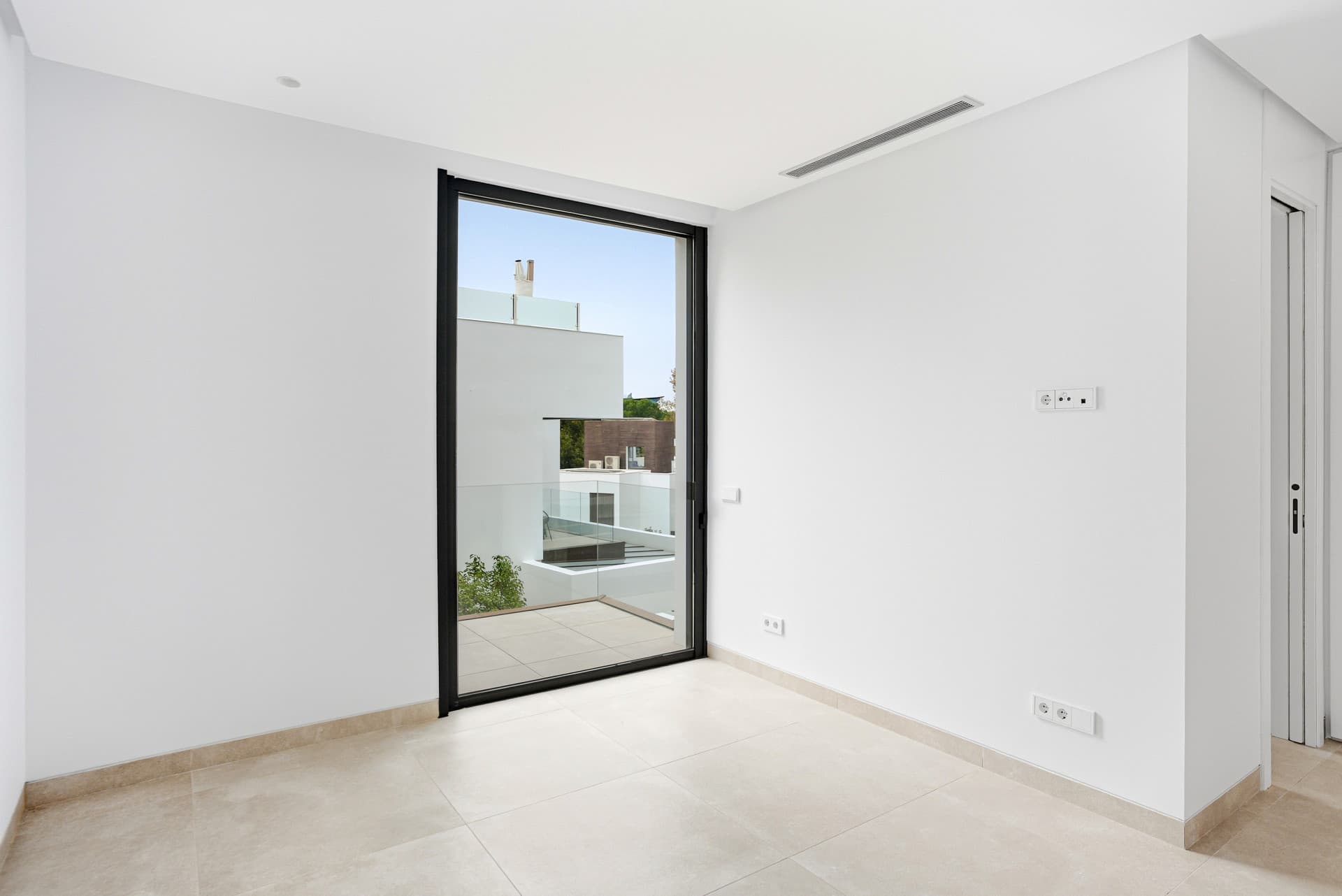 Newly built luxury, four bedroom, south facing villa located in an exclusive gated community on the edge of Marbella´s Golden Mile