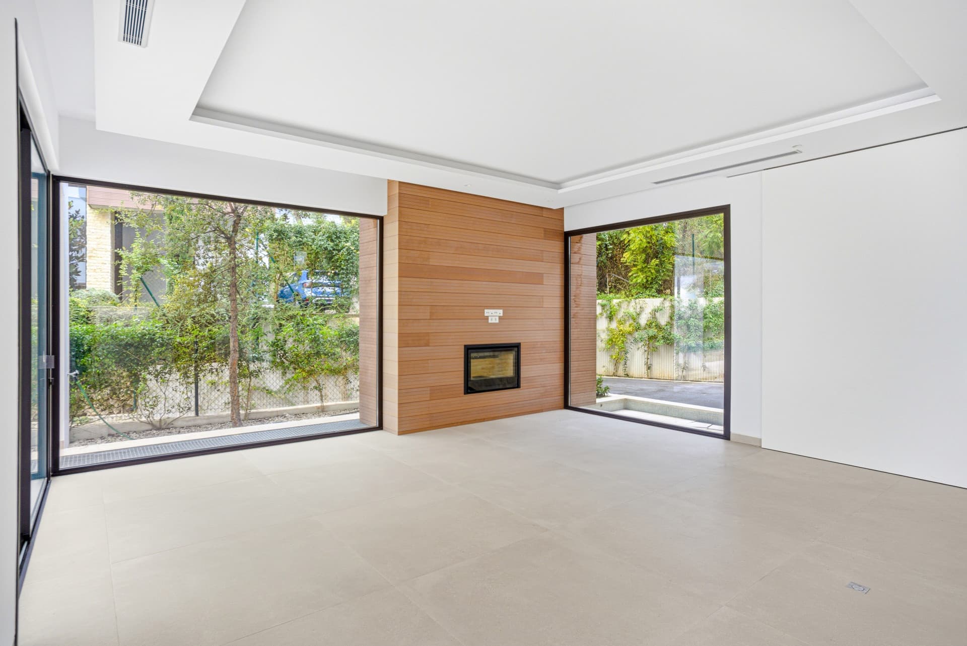 Newly built luxury, four bedroom, south facing villa located in an exclusive gated community on the edge of Marbella´s Golden Mile