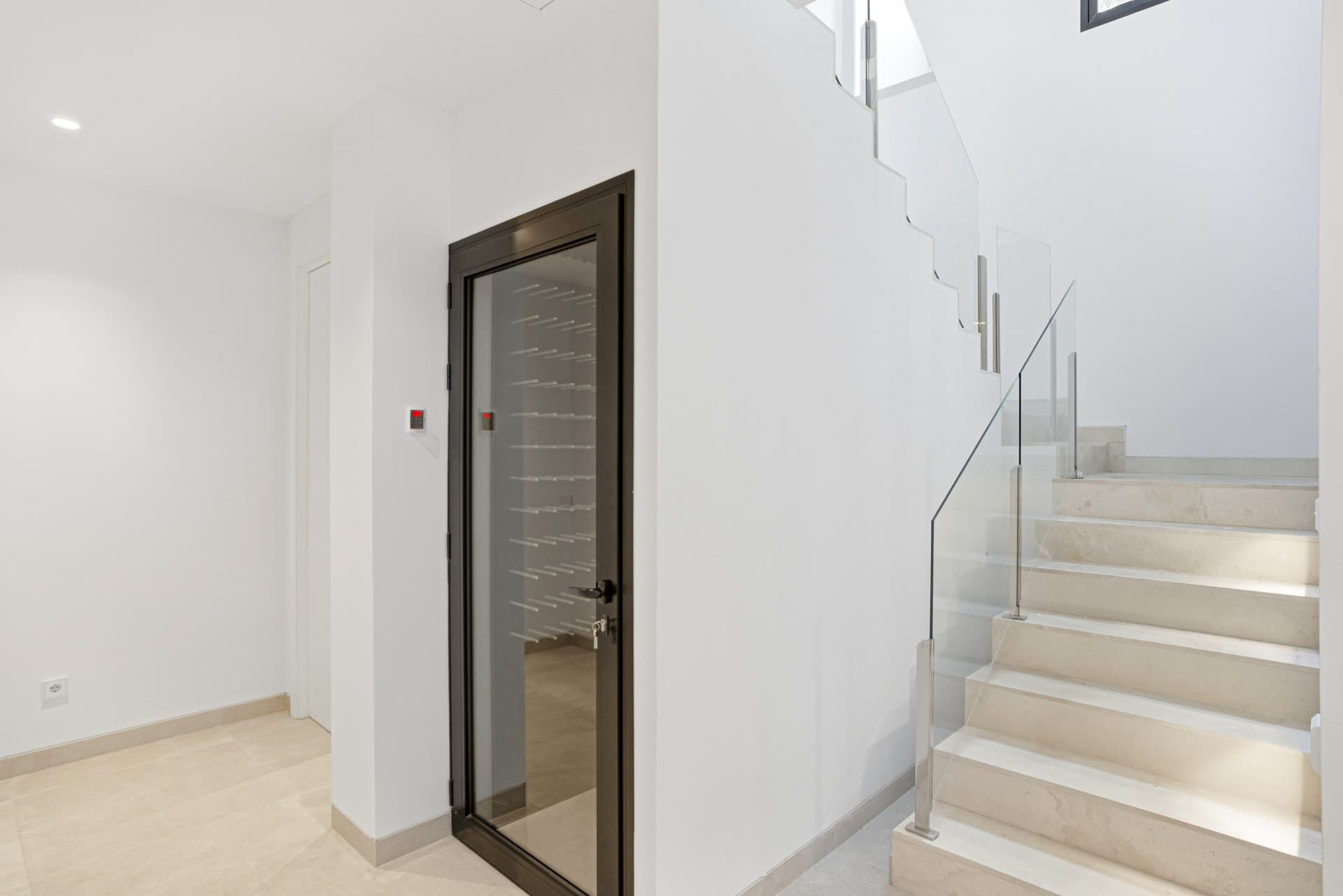 Newly built luxury, four bedroom, south facing villa located in an exclusive gated community on the edge of Marbella´s Golden Mile