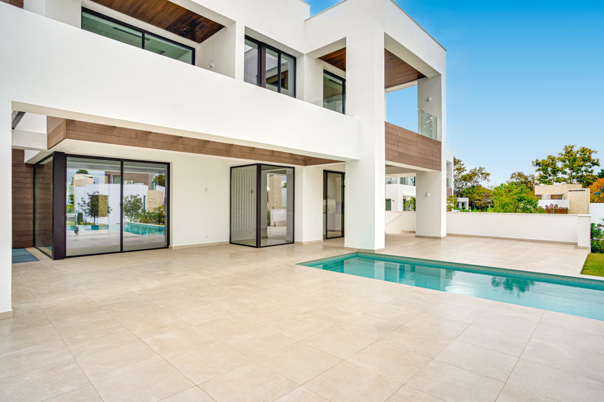 Newly built luxury, four bedroom, south facing villa located in an exclusive gated community on the edge of Marbella´s Golden Mile
