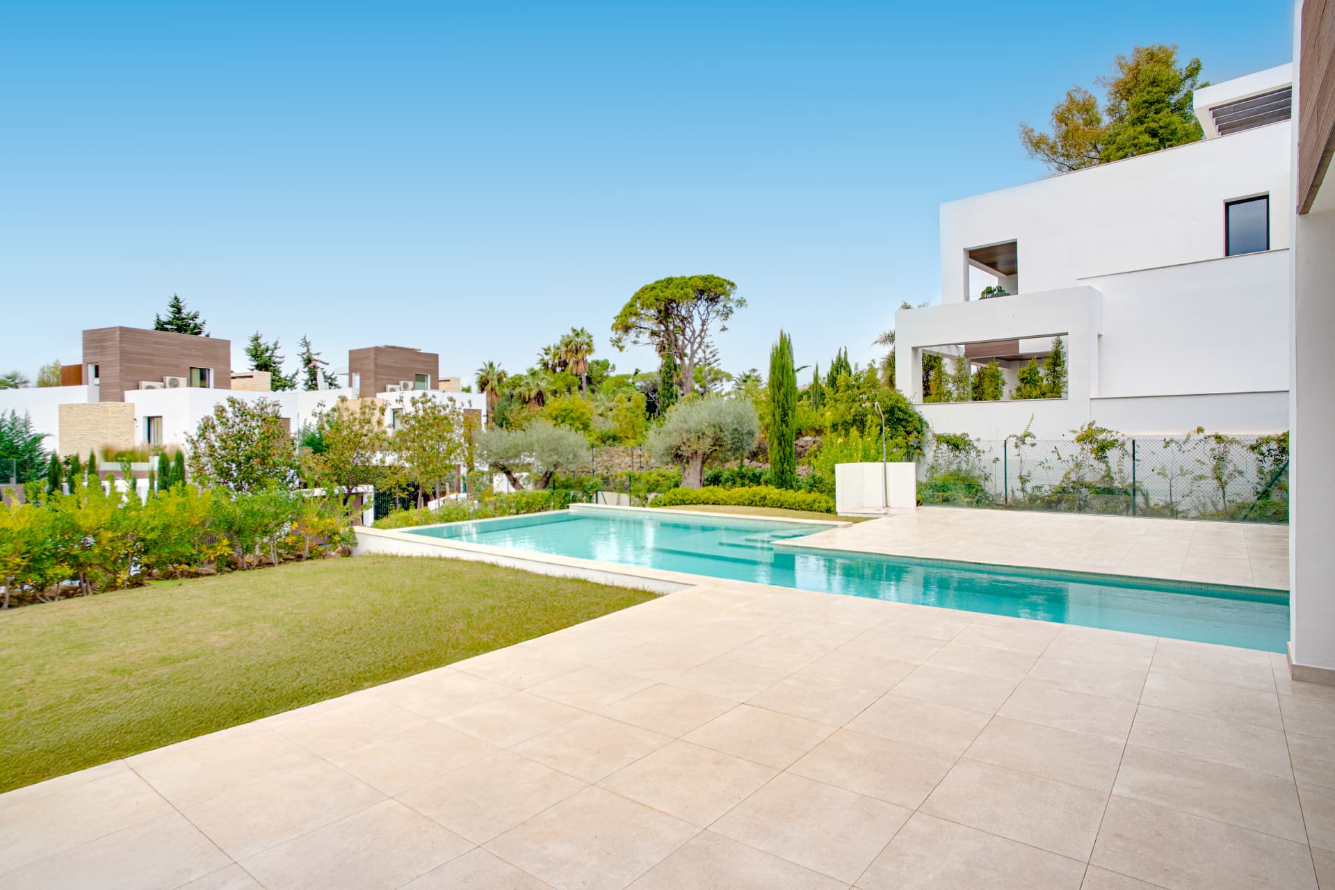Newly built luxury, four bedroom, south facing villa located in an exclusive gated community on the edge of Marbella´s Golden Mile