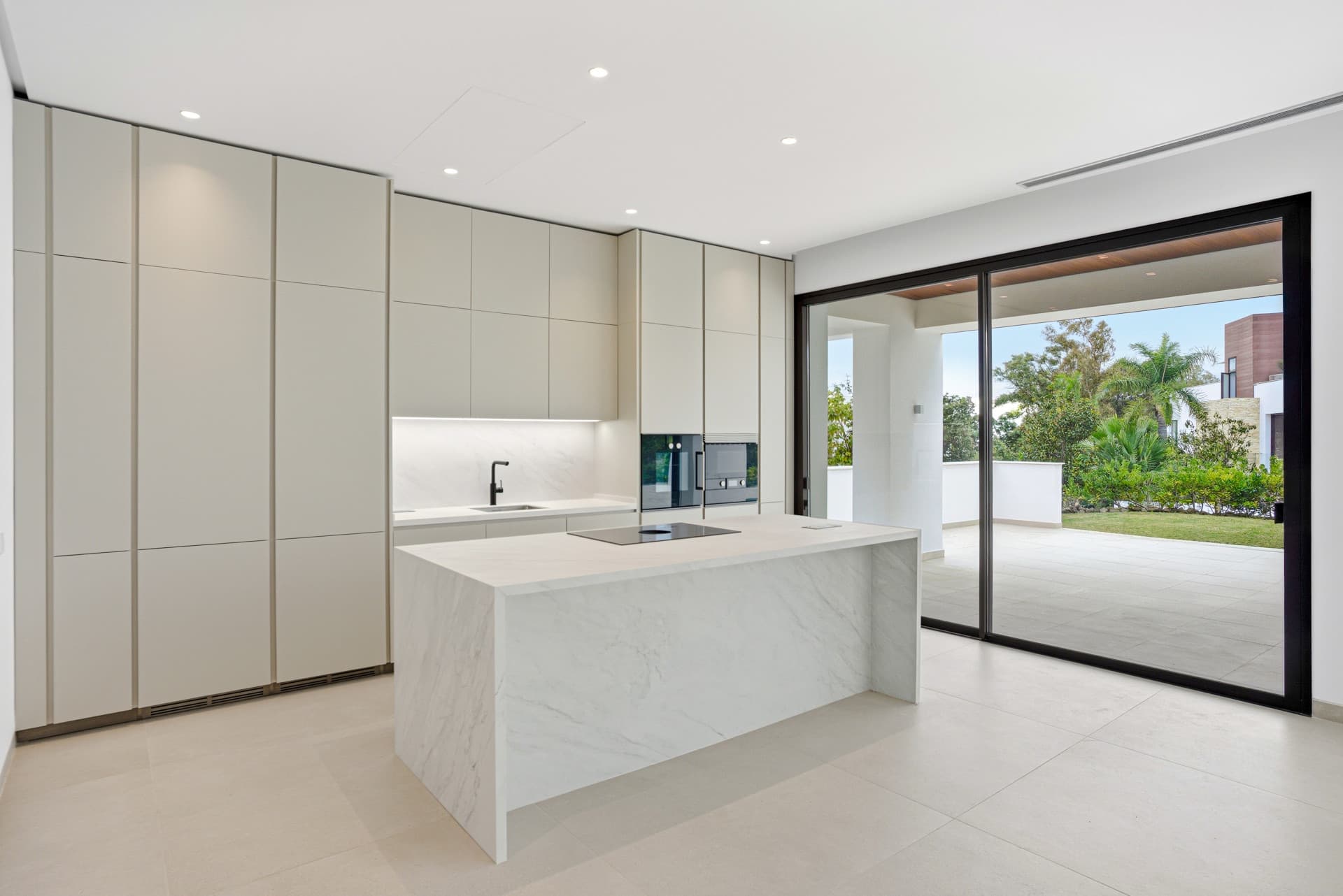 Newly built luxury, four bedroom, south facing villa located in an exclusive gated community on the edge of Marbella´s Golden Mile