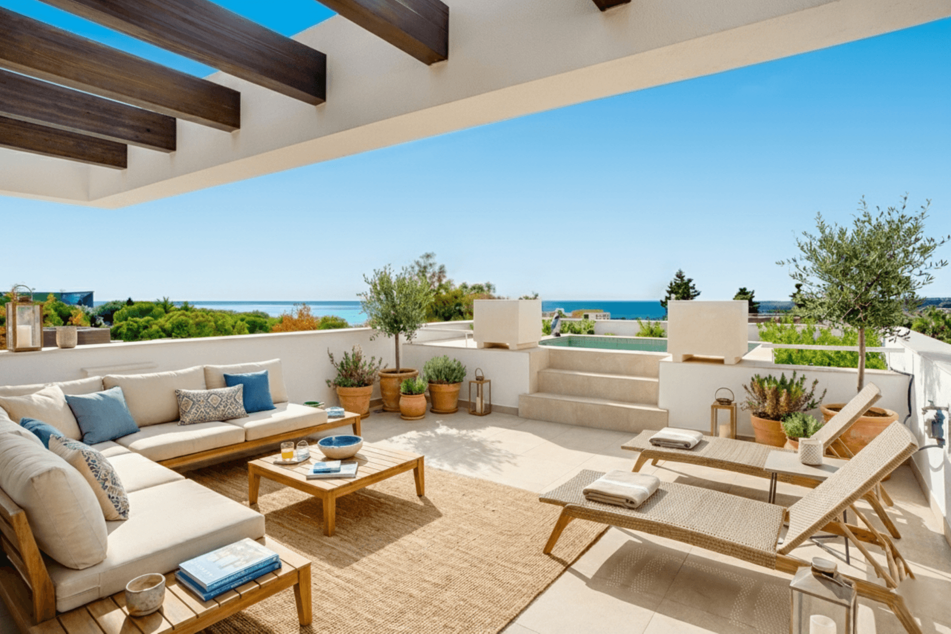 Newly built luxury, four bedroom, south facing villa located in an exclusive gated community on the edge of Marbella´s Golden Mile