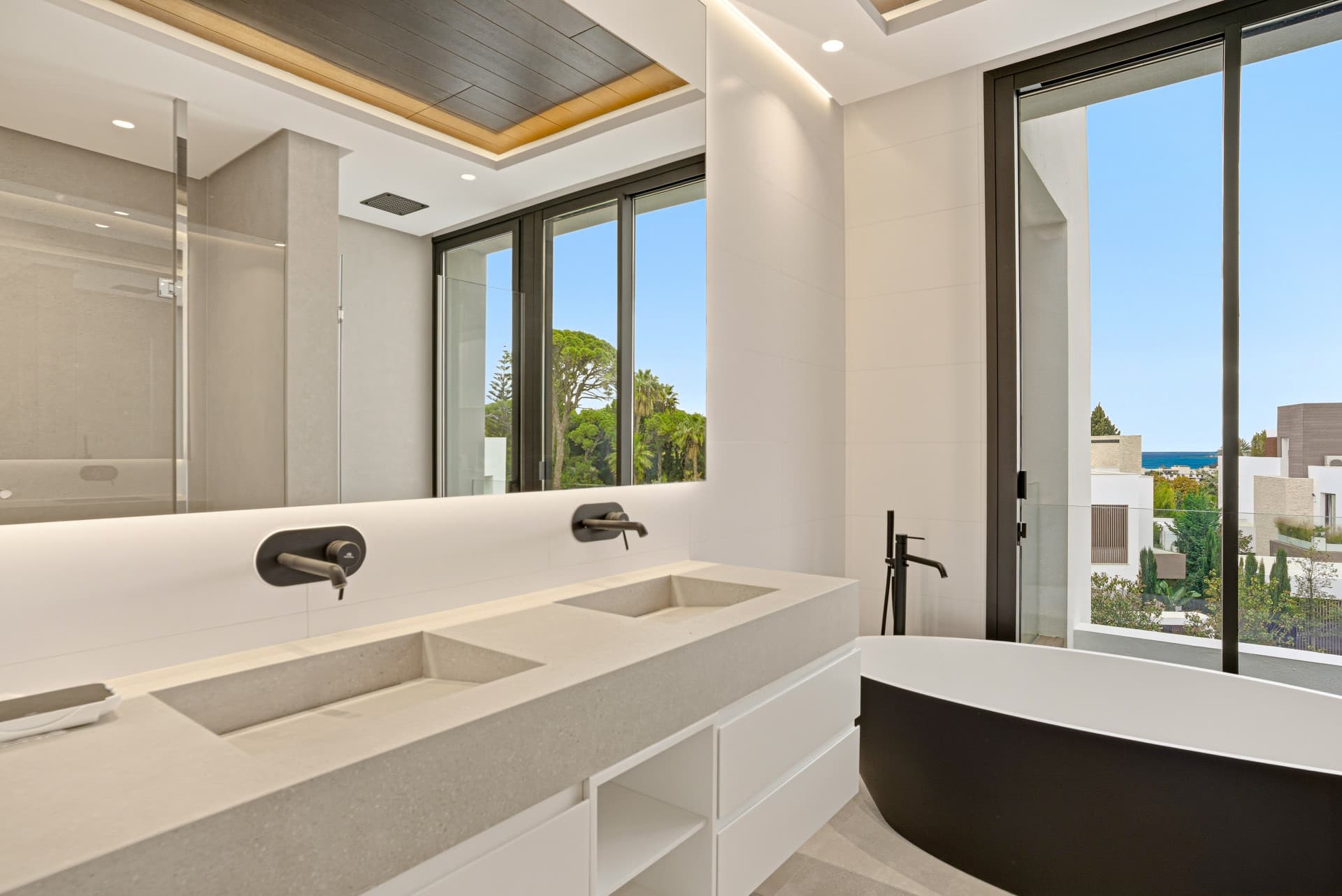 Newly built luxury, four bedroom, south facing villa located in an exclusive gated community on the edge of Marbella´s Golden Mile