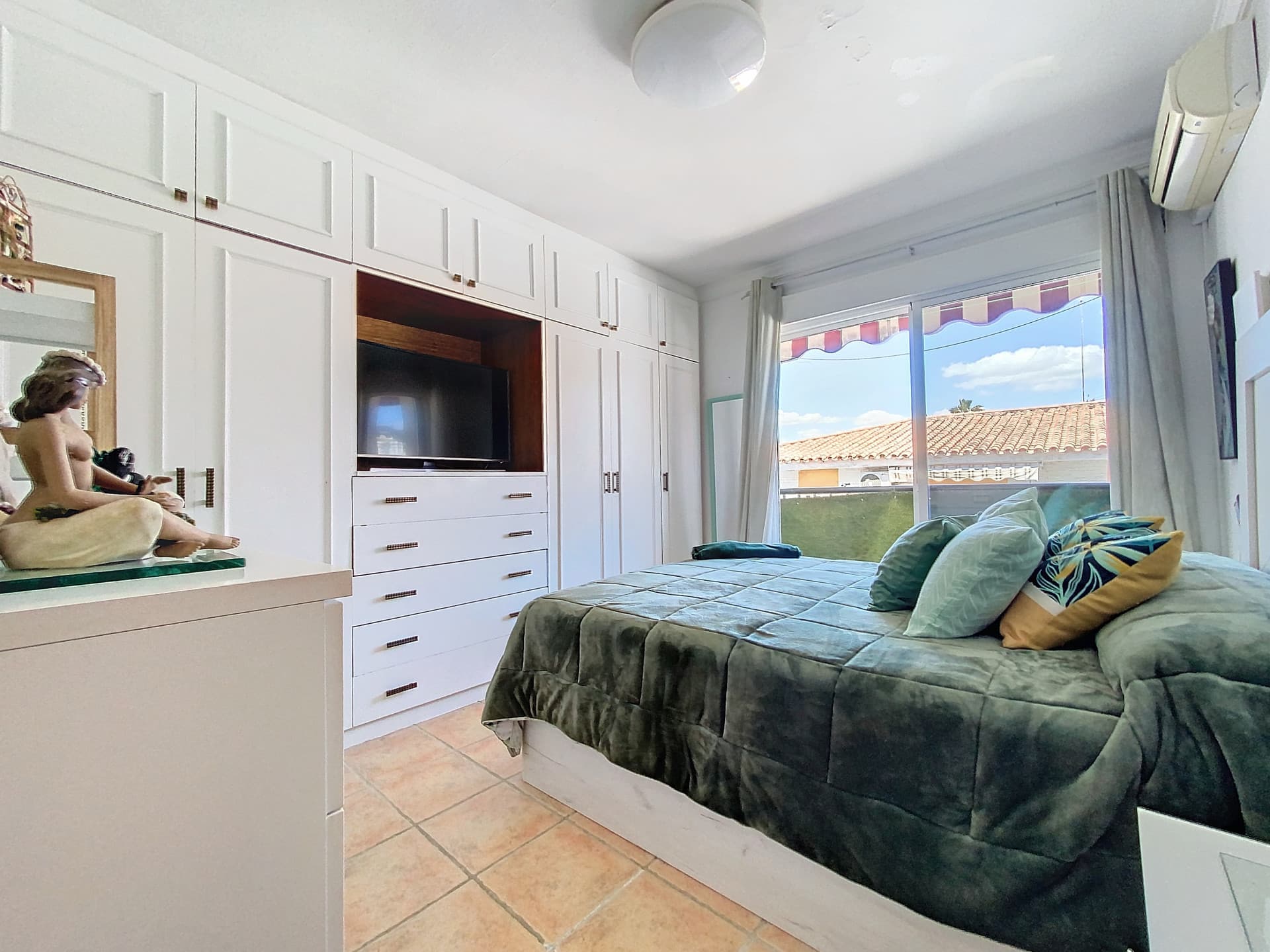 FANTASTIC 3 BEDROOM APARTMENT IN THE CENTER OF ESTEPONA