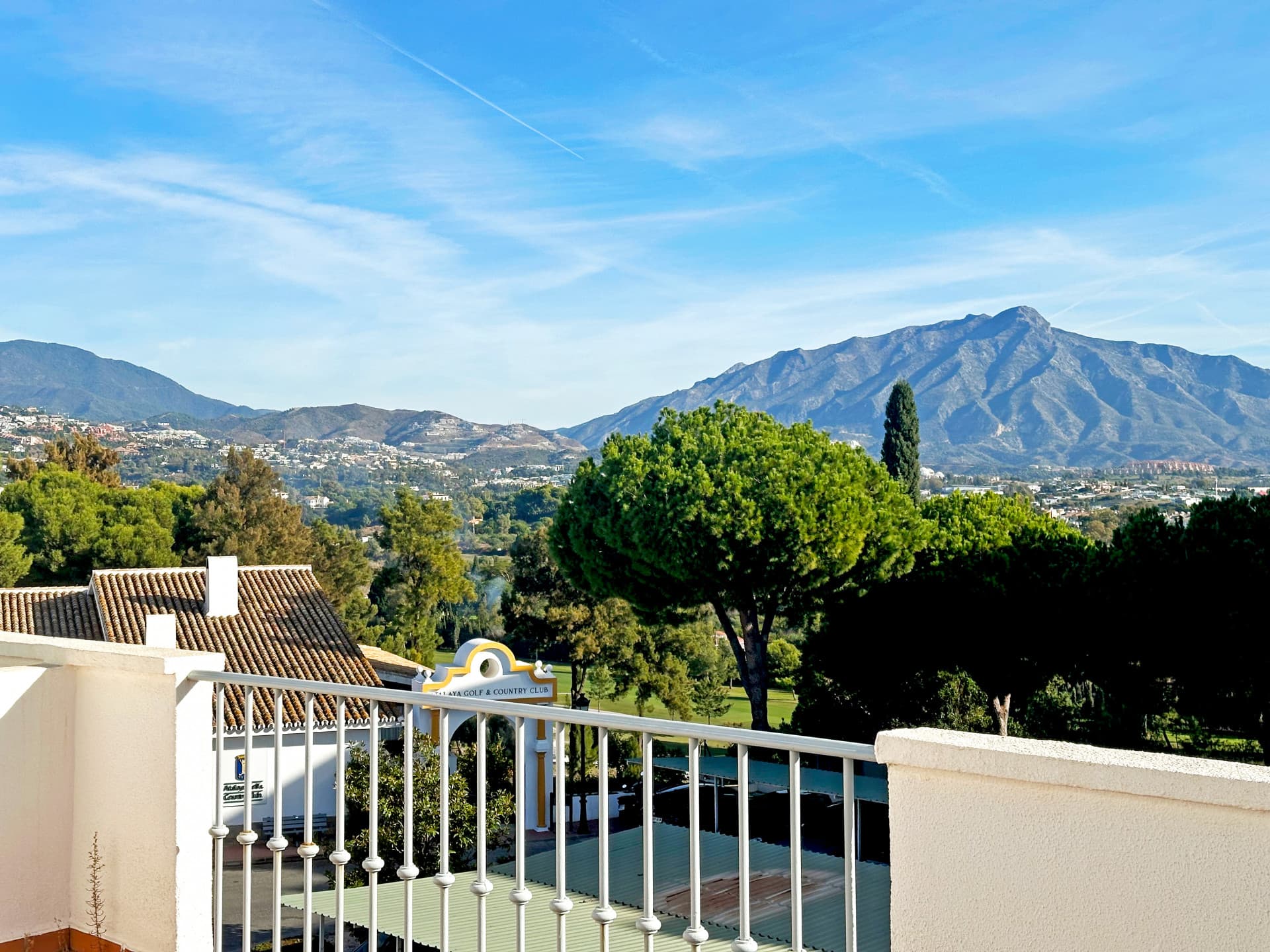 Elegante Adosado con Vistas y Acceso Directo al Campo de Golf