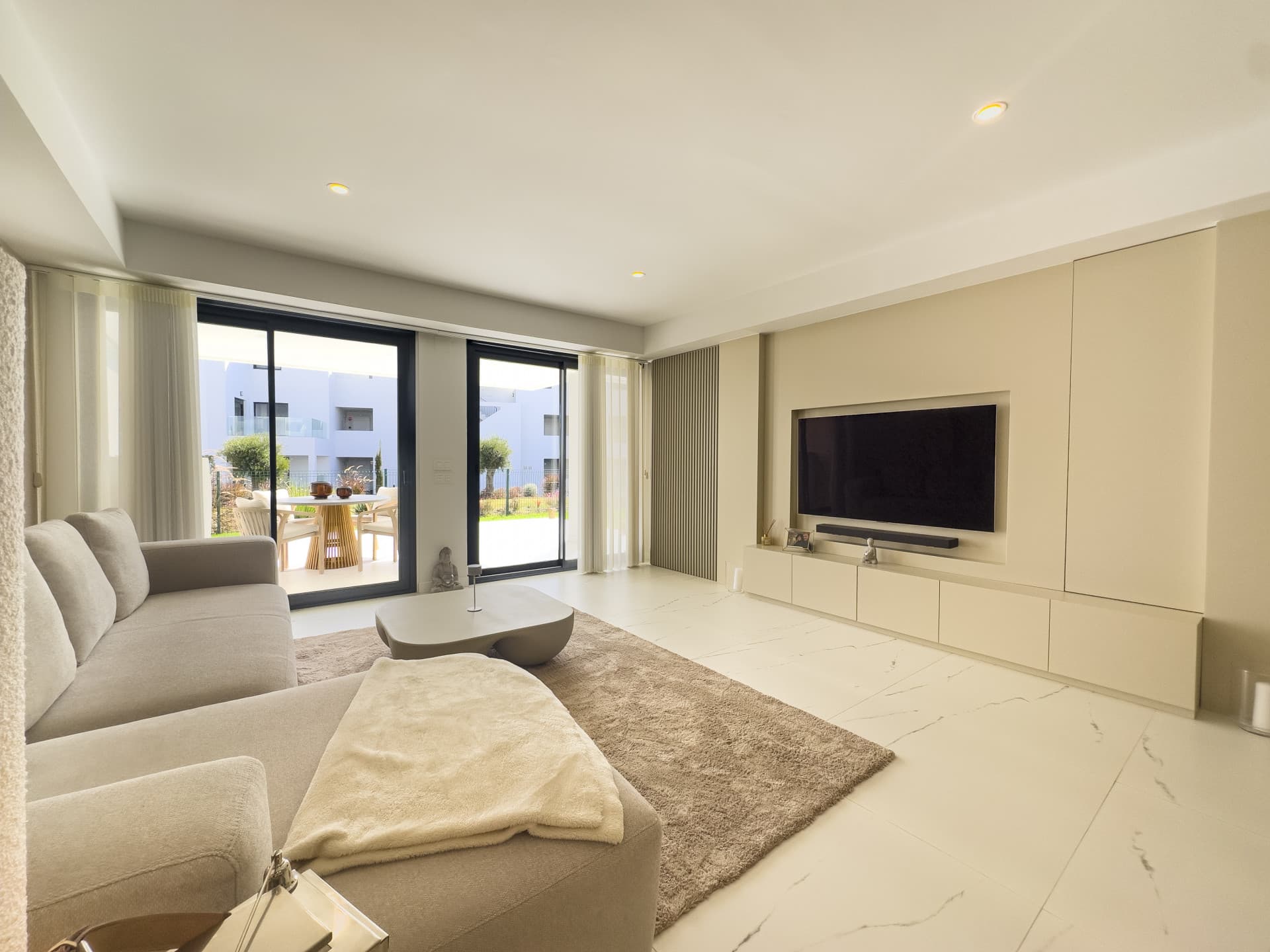 Apartamento moderno con terraza y vistas al mar.