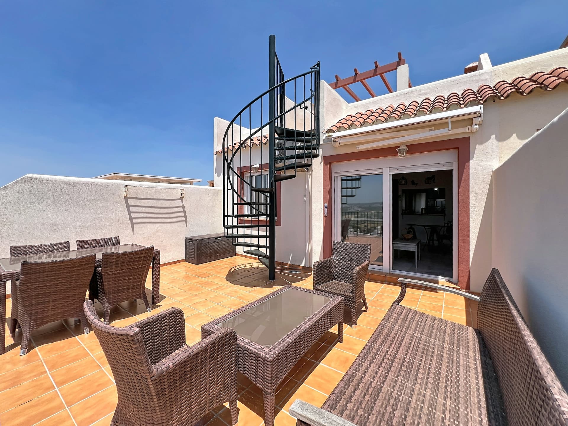 Ático con vistas panorámicas al mar, amplio solárium y licencia turística en Casares Costa