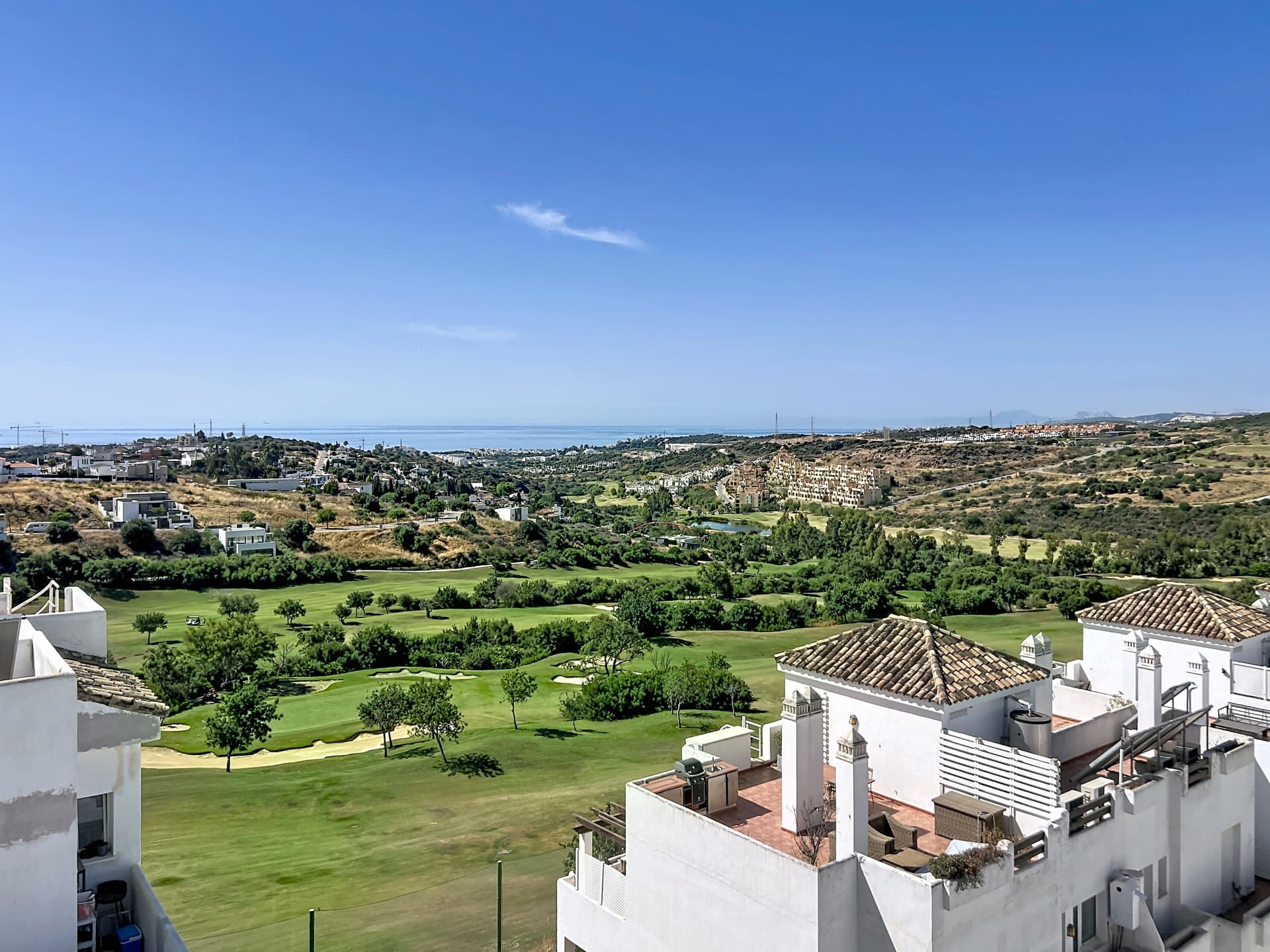 Stunning Penthouse with Rooftop Solarium and Panoramic Golf, Mountain & Sea Views in Valle Romano, Estepona