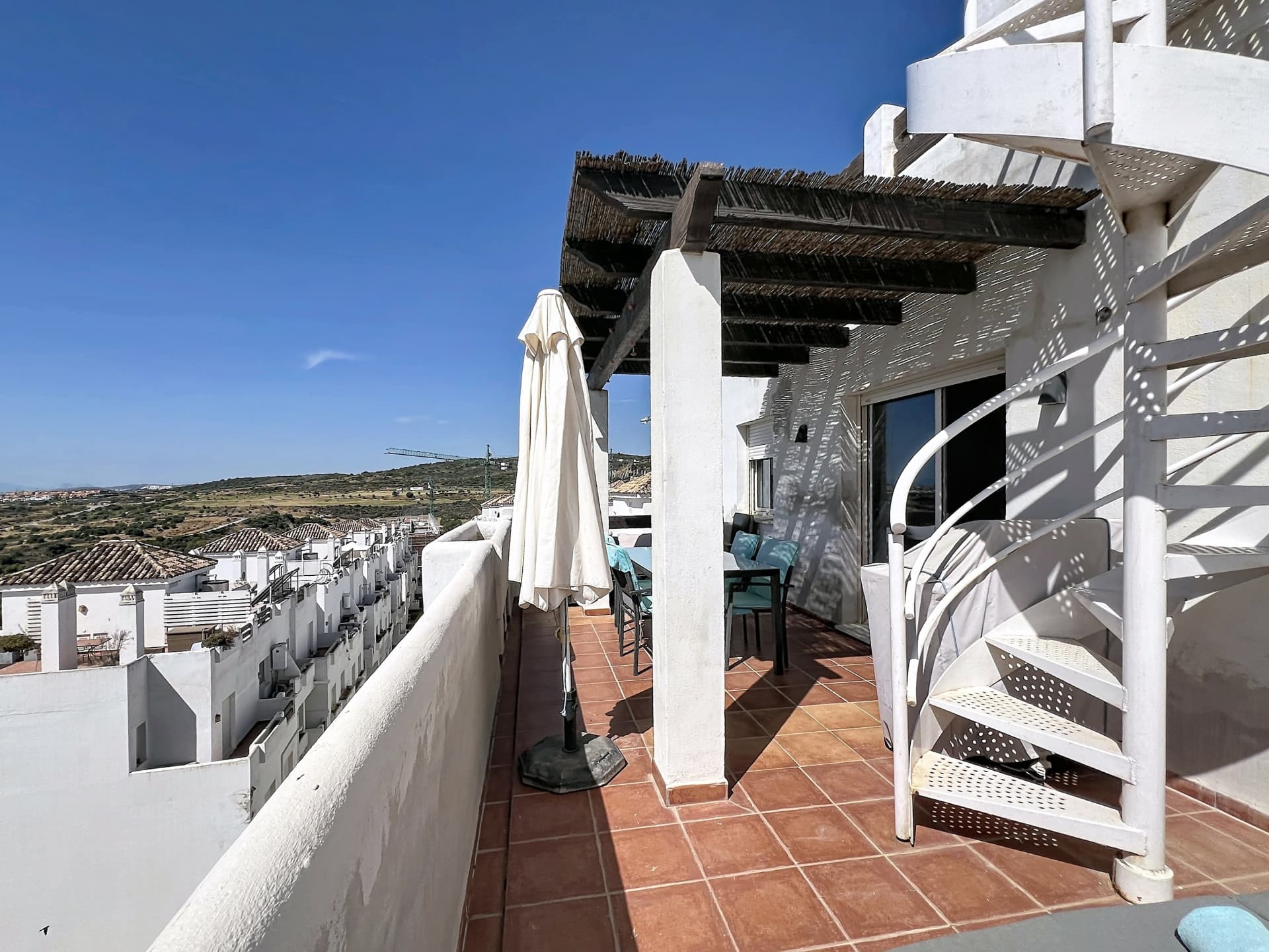 Stunning Penthouse with Rooftop Solarium and Panoramic Golf, Mountain & Sea Views in Valle Romano, Estepona