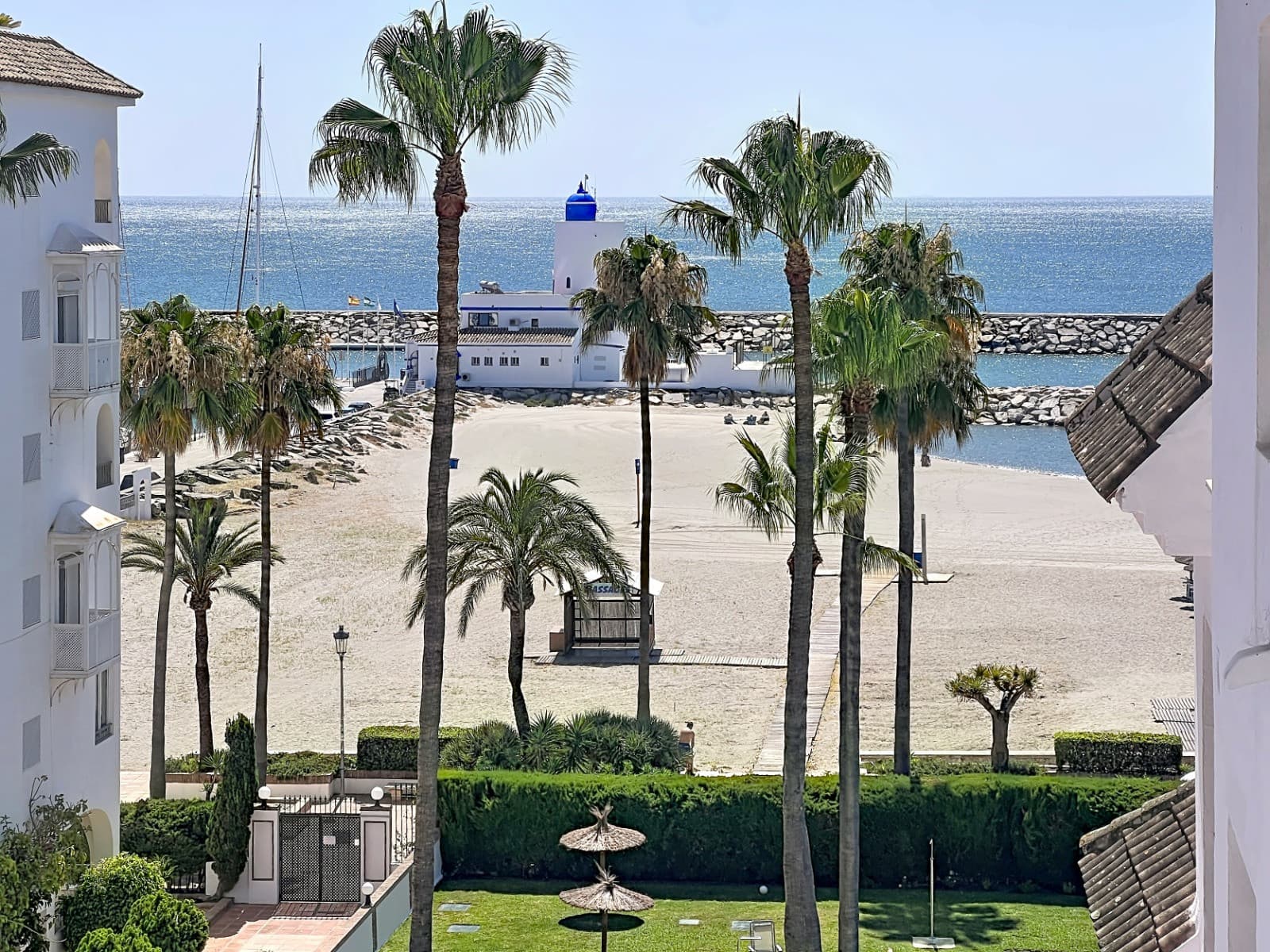 Primera línea de playa en Puerto de la Duquesa: vistas al mar y licencia turística